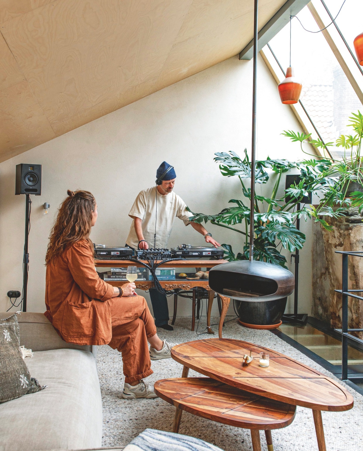 Salontafels Dutchbone, bank Fést, kussens uit Marokko, haard Hein & Haugaard, hanglampen HKliving, draaitafelmeubel vintage, draaitafels Technics, mengpaneel Allen Heath, speakers Adam Audio. vtwonen 9-2025 | fotografie Caroline Coehorst