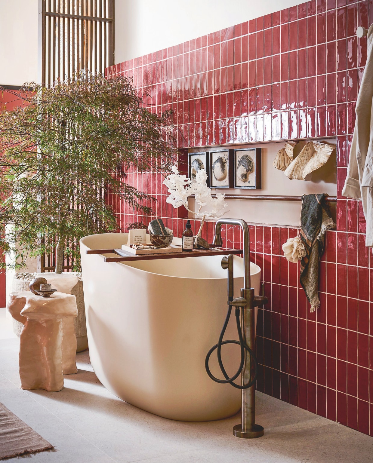 Bloktegels Icon Sand van Wow, wandtegels Pradolongo Garnet Brillo van Heritage, vloertegels Limestone Cream, bad, badkraan Cone van Jee-O en badbrug Wood van Decor Walther via Ton Scholten (tonscholten.nl). Wandrek op maat gemaakt door Combitex, hout, prijs op aanvraag (com-anders.nl). Koraalvormig kunstobject op steen en zwamvormige muurdecoratie, papierkunst, prijs op aanvraag (elsavisser.com). Bekijk alle overige productinformatie via go.vtwonen.nl/vt7-2025. vtwonen 07-2025 | styling Liza Wassenaar | fotografie Sjoerd Eickmans