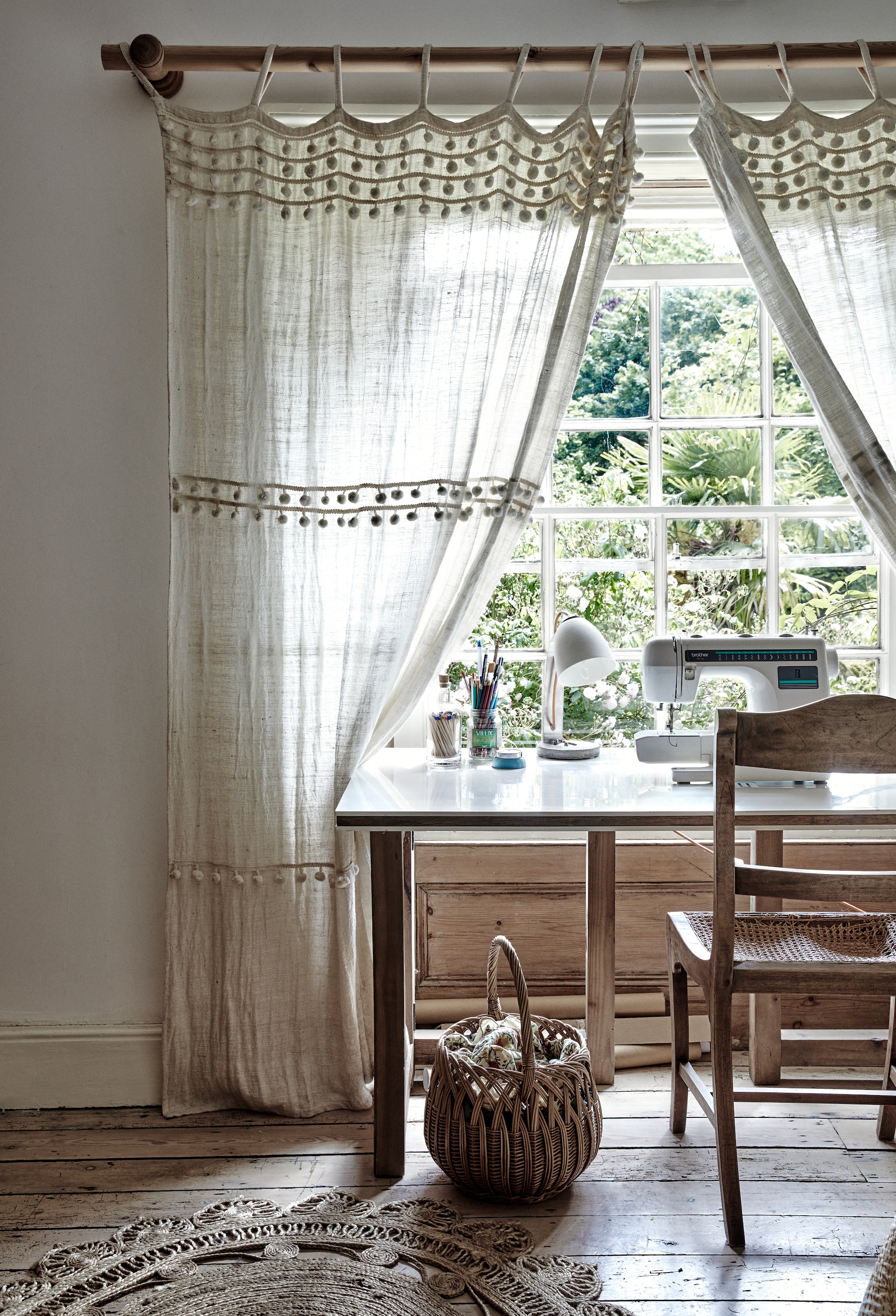 Vloerkleed La Redoute. Gordijn Urban Outfitters. vtwonen Landelijk 12-2025 | productie Living Inside | Fotografie Brent Darby