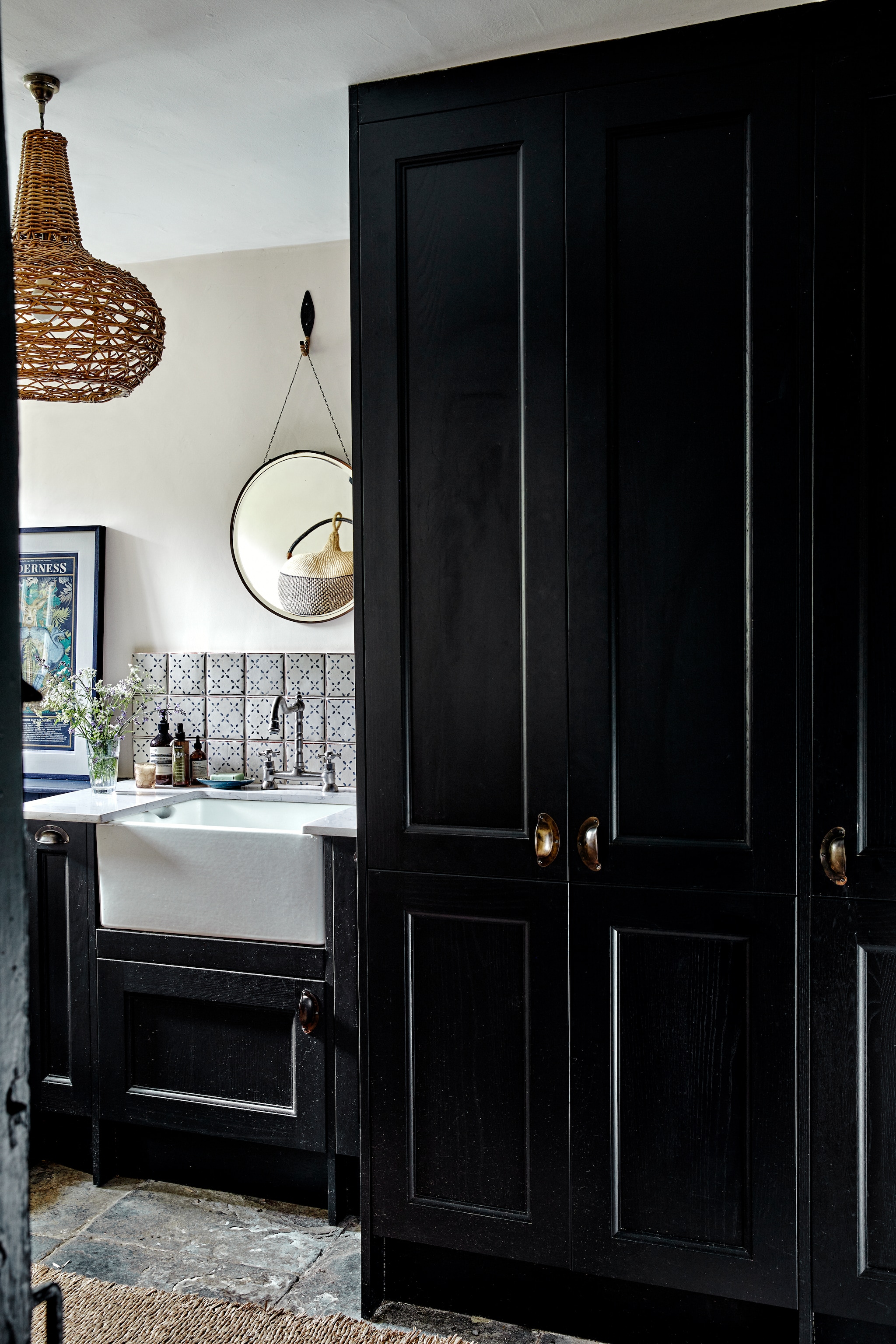 Vergelijkbare spoelbak The Classic House. Wandtegels Fired Earth. vtwonen Landelijk 12-2025 | productie Living Inside | fotografie Brent Darby