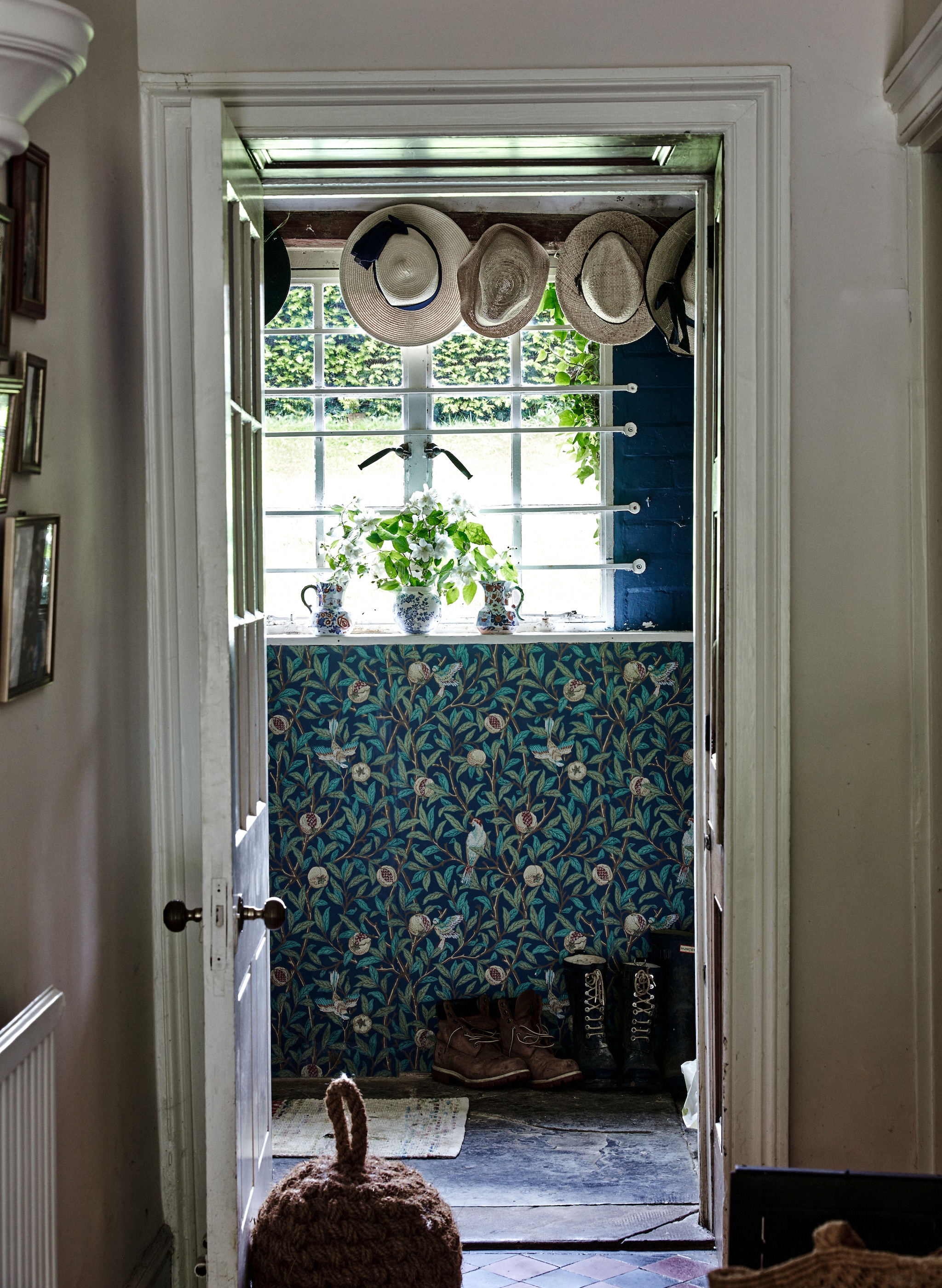 Behang Bird and pommegranate van William Morris. vtwonen Landelijk 12-2025 | productie Living Inside | fotografie Brent Darby