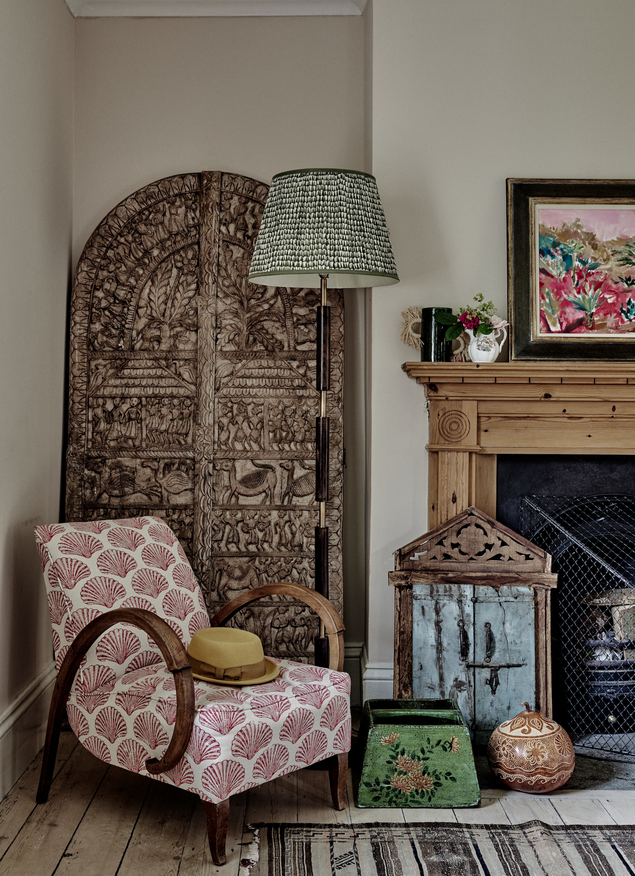 Oude stoel van Eds opa opnieuw bekleed met stof Scallop shell van Barneby Gates. Lamp Pooky Lighting. Oude Indiase deur gekocht bij een antiqua. Kist van de vlooienmarkt. Spiegel meegenomen uit Marokko. Pot uit Mexico. Kelim uit Frankrijk. Schilderij Jemma Powell.  vtwonen Landelijk 12-2025 | productie Living Inside | Fotografie Brent Darby