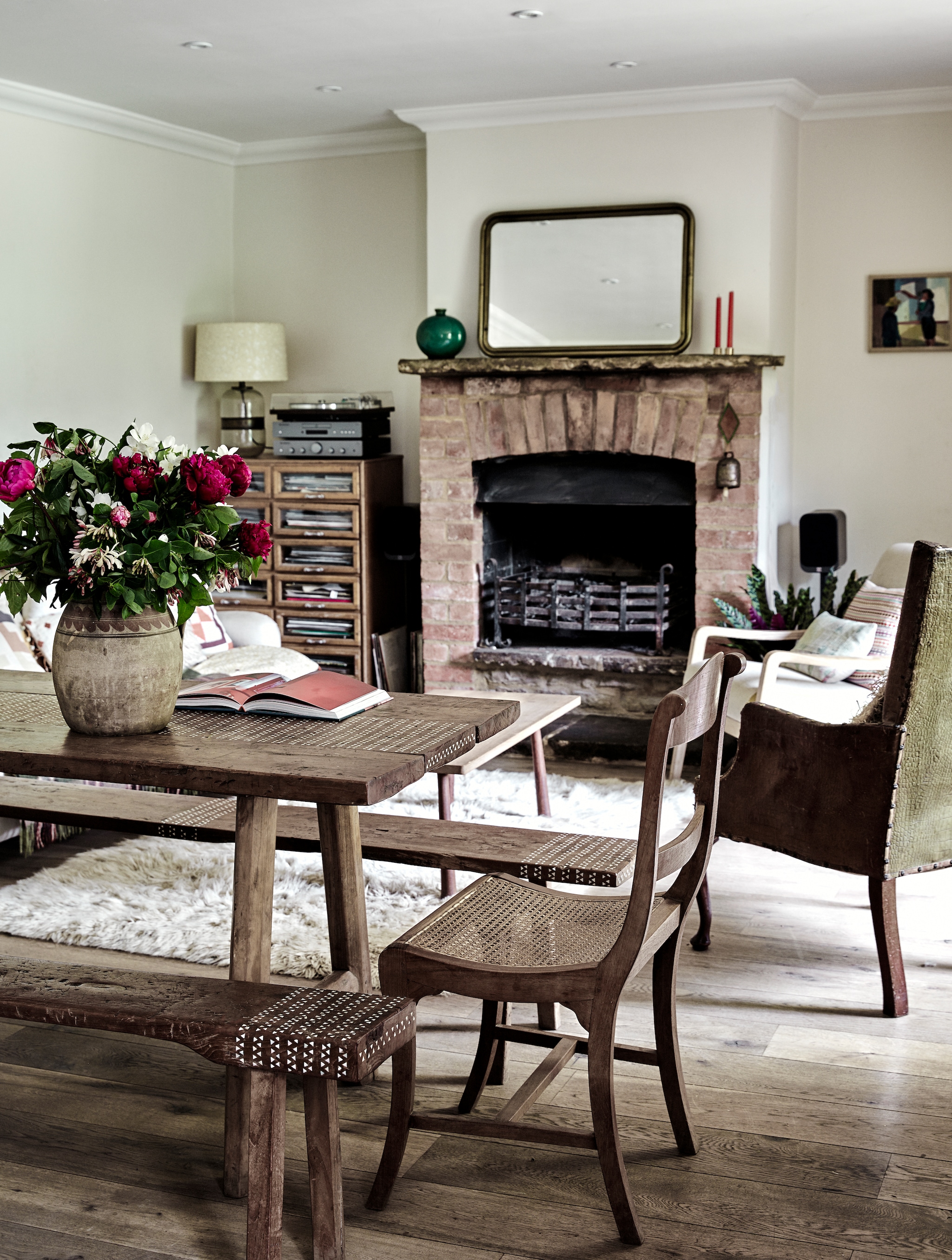 Eettafel, bankje en stoelen van Petersham nurseries. vtwonen Landelijk 12-2025 | productie Living Inside | fotografie Brent Darby