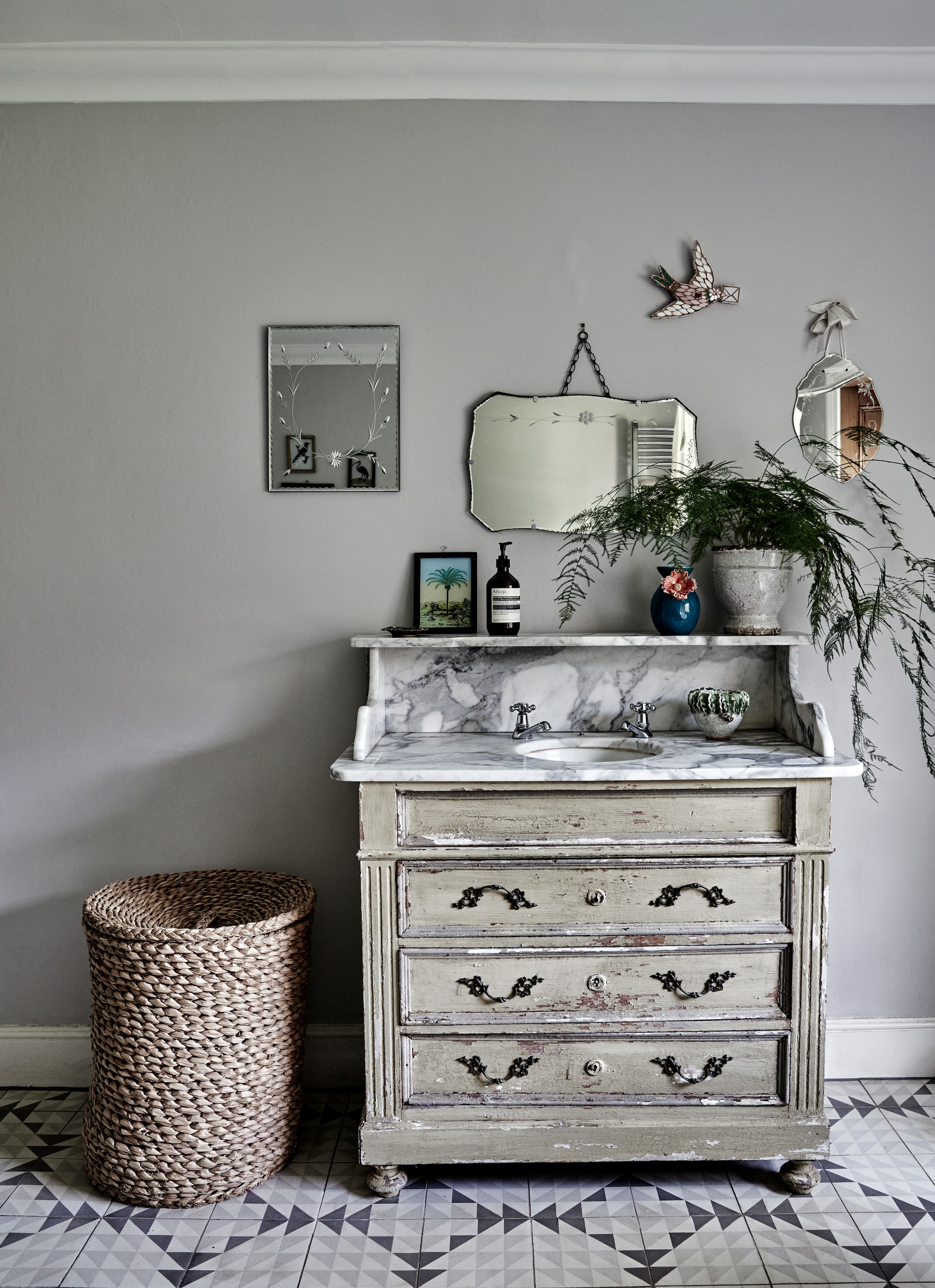 Wastafel gevonden bijeen antiekzaak. Soortgelijke mand La Redoute. vtwonen Landelijk 12-2025 | productie Living Inside | fotografie Brent Darby