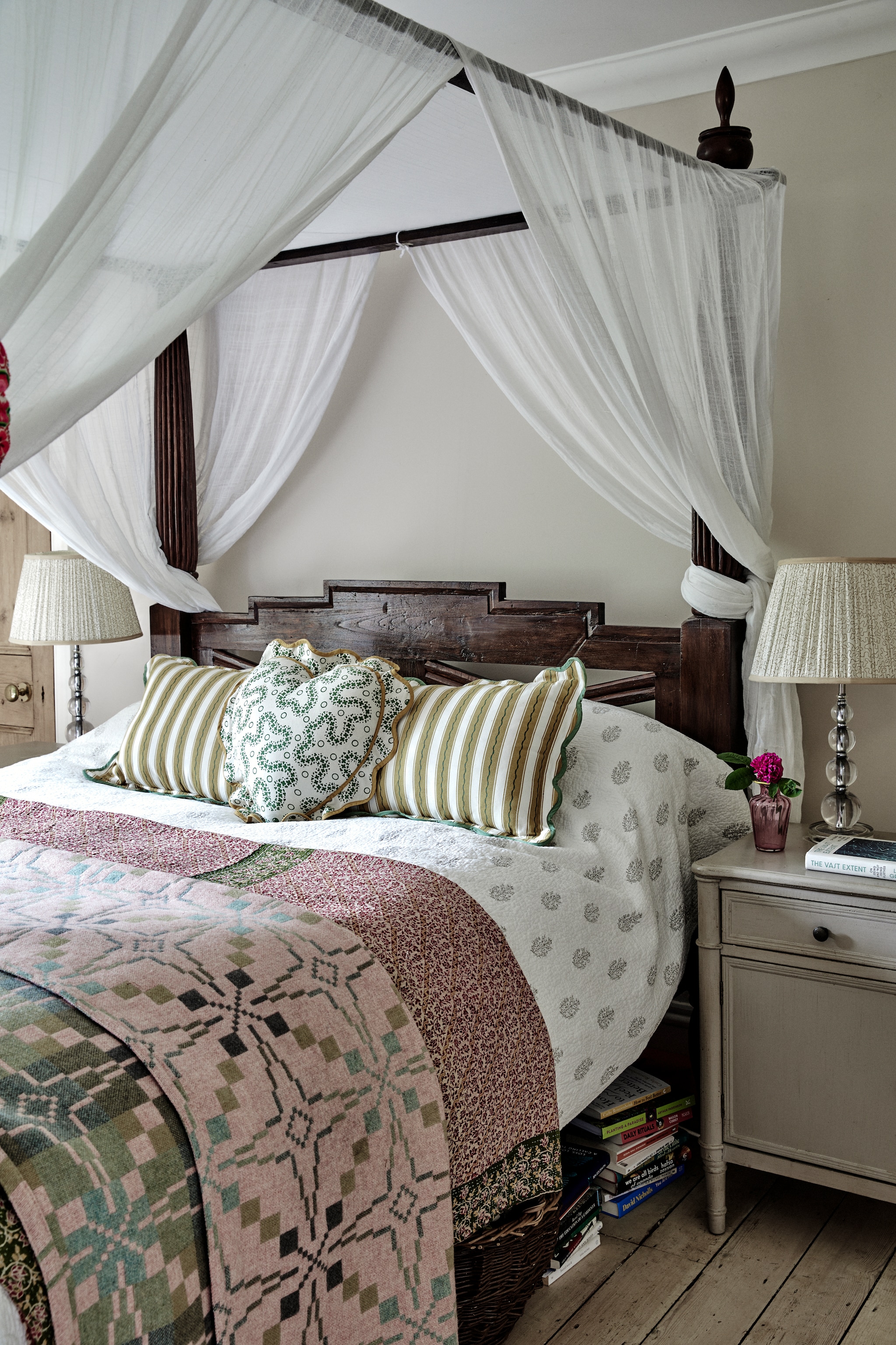 Vergelijkbaar hemelbed Kalamantan (via Etsy). Bedtextiel Matilda Goad, Rowen & Wren. Khanta quilt meegenomen uit India. Lampen van Pooky Lighting. vtwonen Landelijk 12-2025 | productie Living Inside | Fotografie Brent Darby