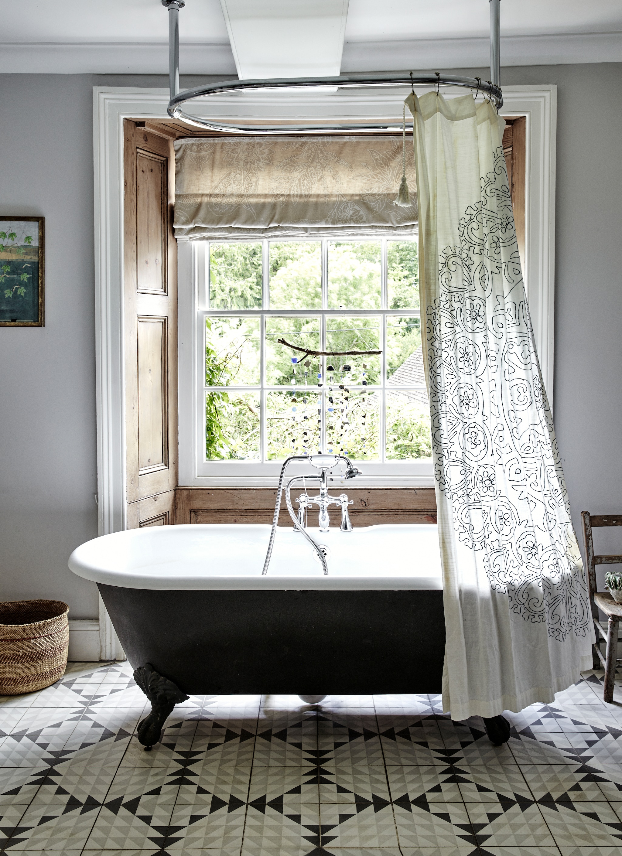 Bad antiek. Douchegordijn Anthropologie. VloertegelsBert & May.  vtwonen Landelijk 12-2025 | productie Living Inside | Fotografie Brent Darby