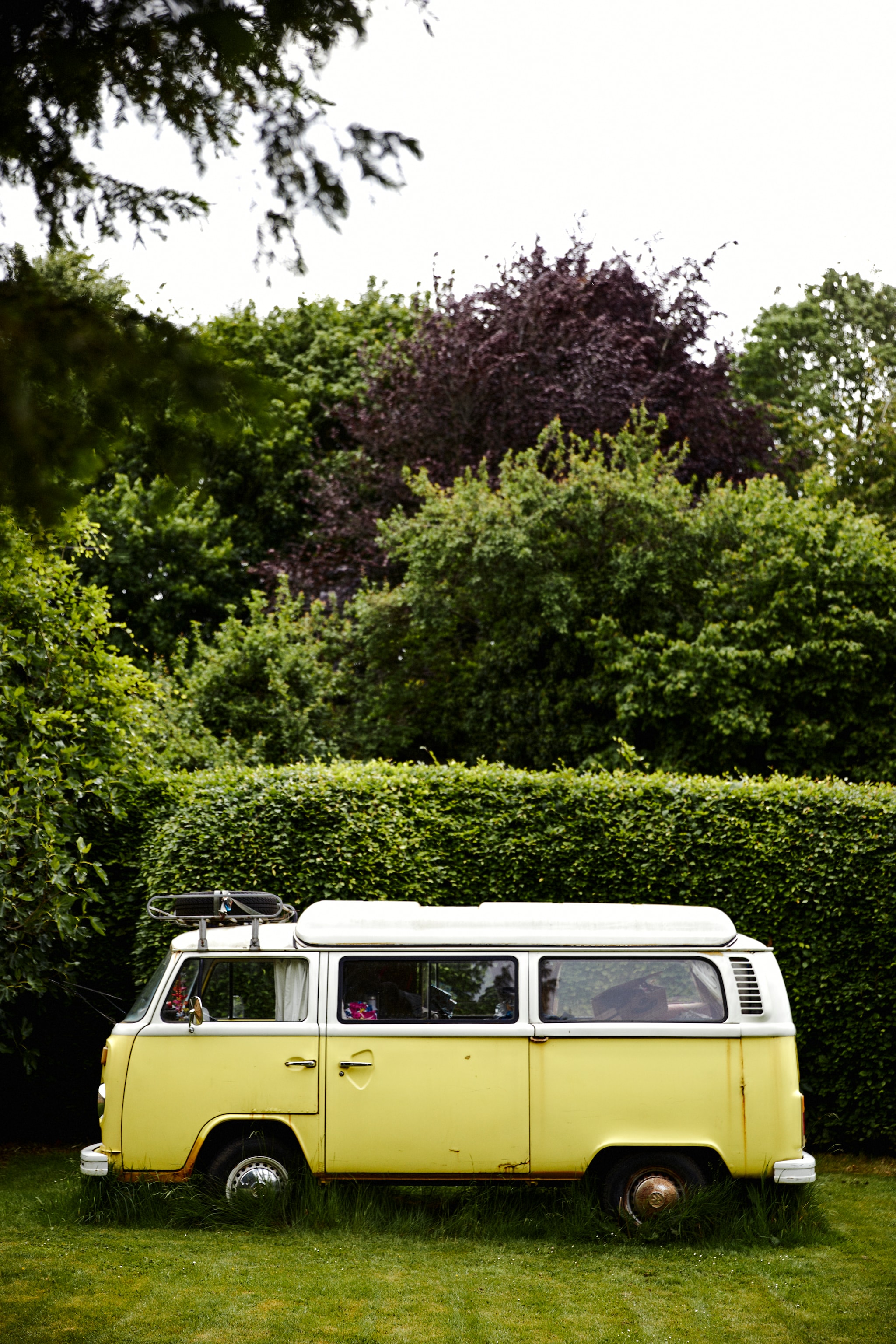 De retro camper wordt af en toe nog gebruikt als hang-out van de kinderen. vtwonen Landelijk 12-2025 | productie Living Inside | fotografie Brent Darby