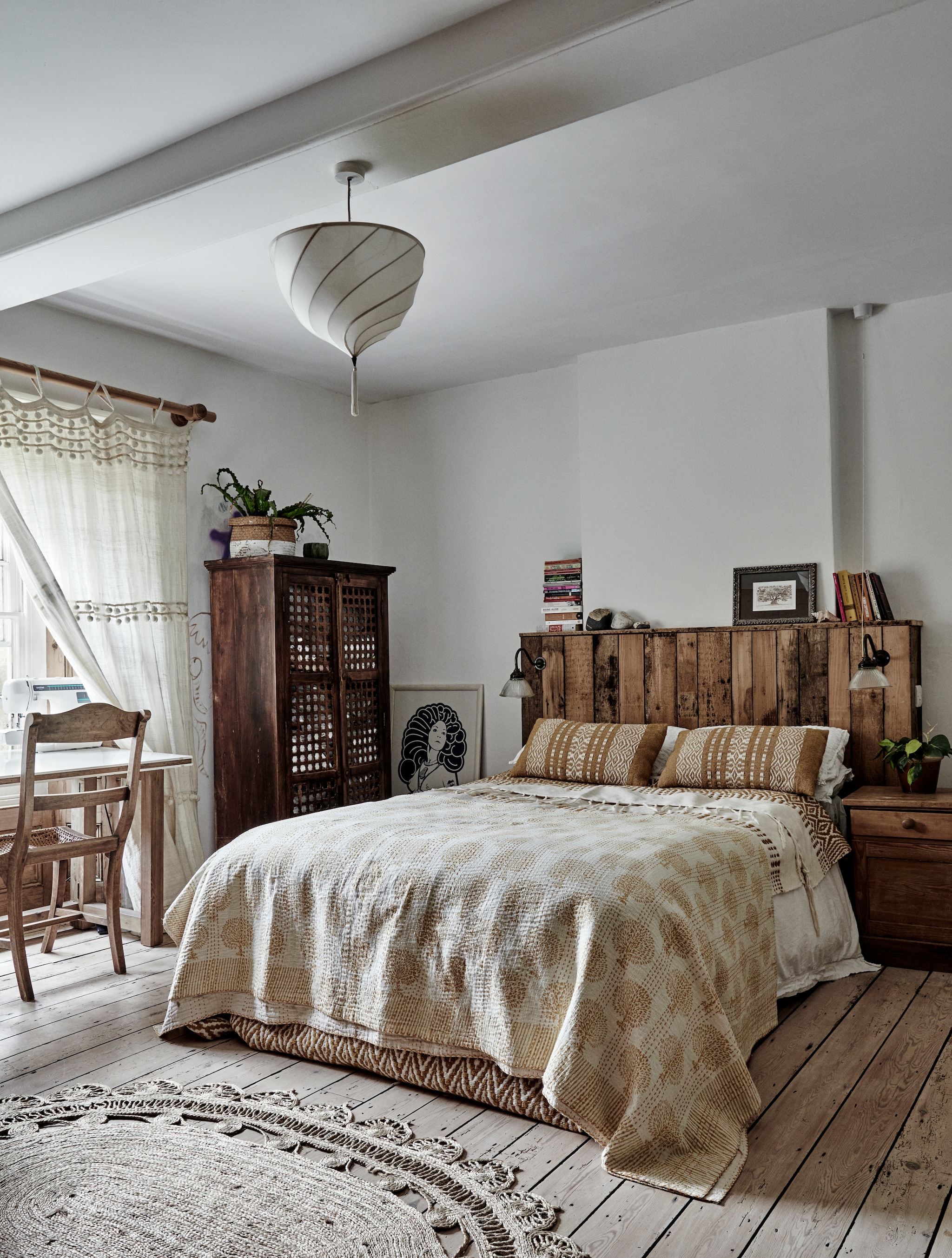 Kantha quilt meegenomen uit India. Bedhoofd getimmerd van oude vloerdelen. Vergelijkbare kussens Mi-Casa Home & Living. vtwonen Landelijk 12-2025 | productie Living Inside | Fotografie Brent Darby