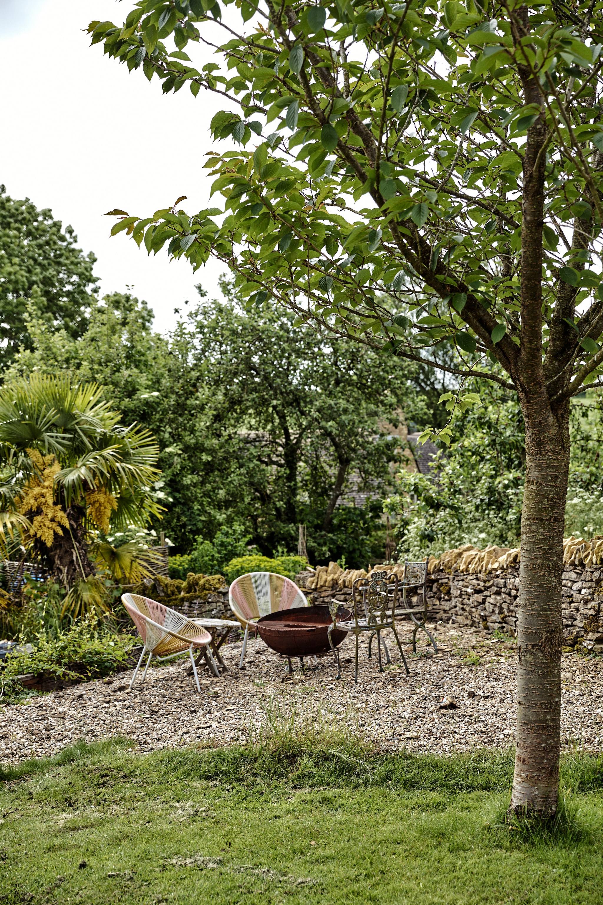 Vergelijkbare draadstoelen Beliani. vtwonen Landelijk 12-2025 | productie Living Inside | fotografie Brent Darby