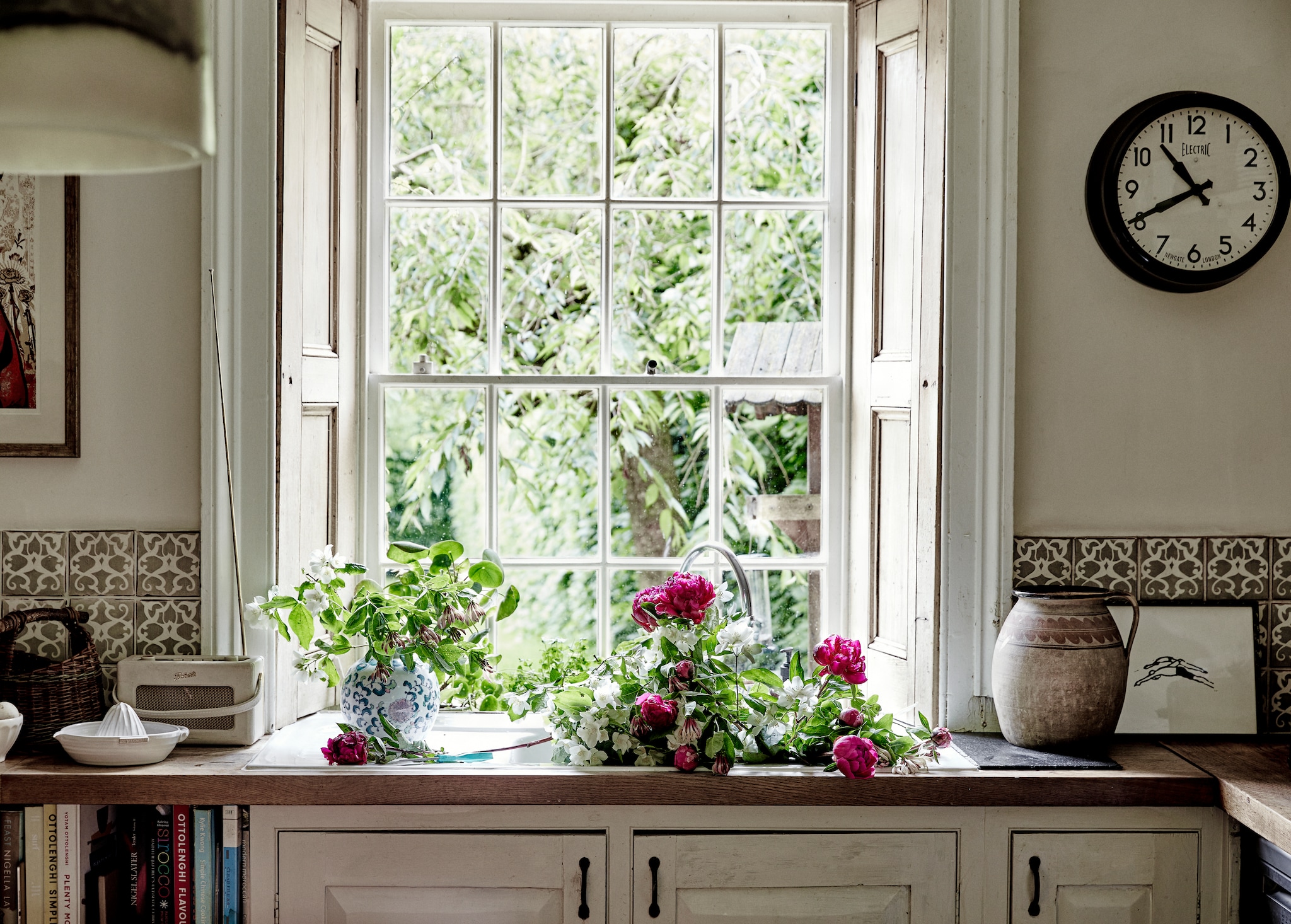 De keuken zat al in het huis. Soortgelijk: luiken Destijdsch, pot ’t Achterhuis. vtwonen Landelijk 12-2025 | productie Living Inside | fotografie Brent Darby