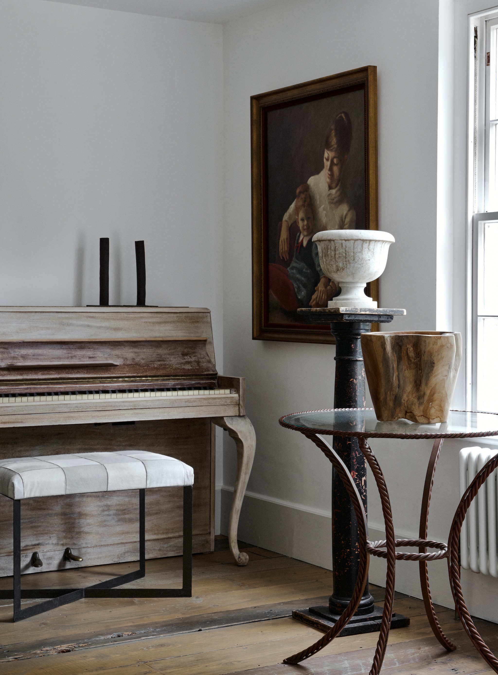 Het portret boven de piano is van Davina als kind met haar moeder. Bijzettafel en houten kom erop via eenantiekhandelaar. vtwonen 12-2025 | productie Living Inside | styling Ali Heath | fotografie Brent Darby
