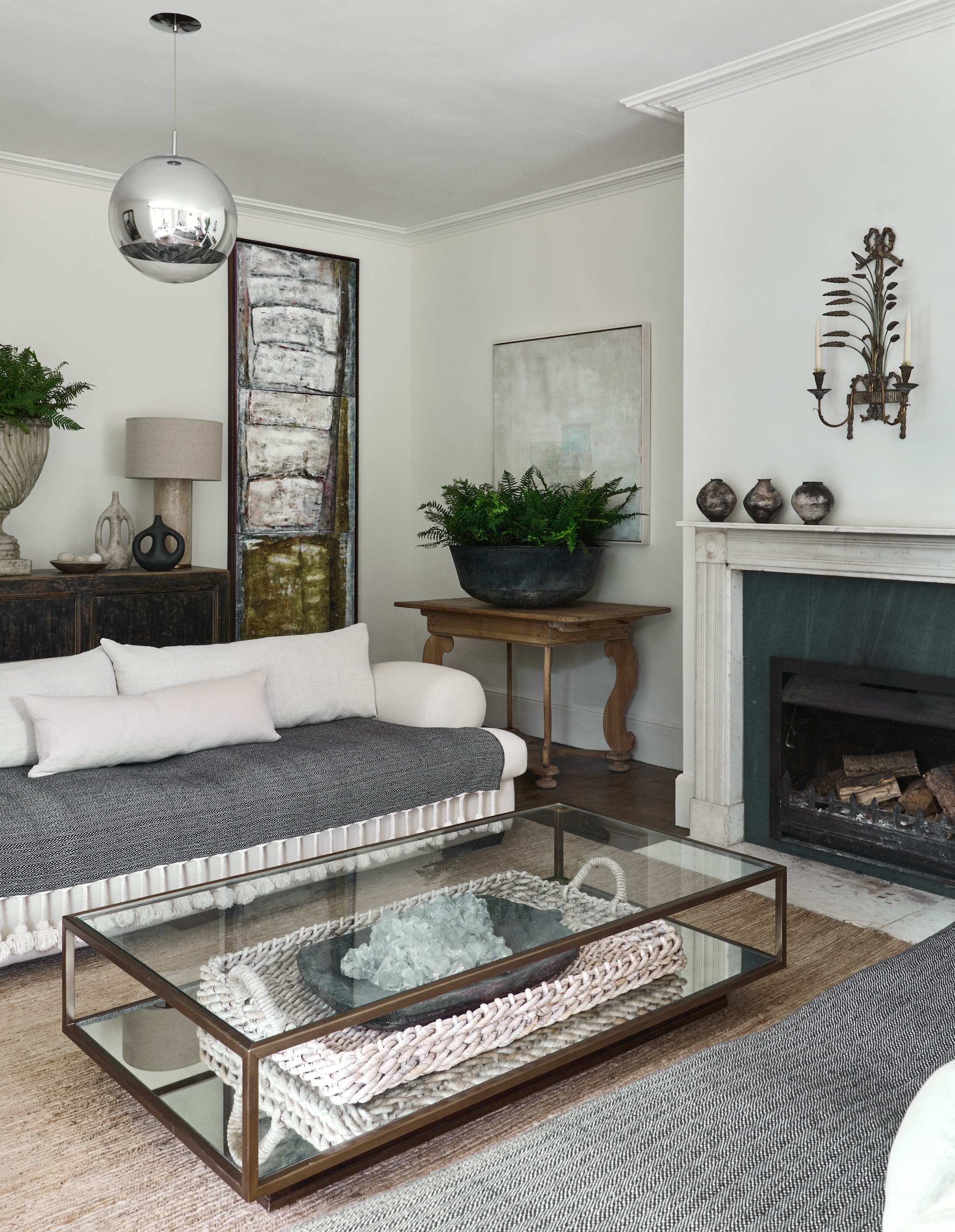 De formele zitkamer is ingericht met een mix van antiek, door Davina ontworpen banken en moderne kunst van Anne Severyns en Davina (schilderij boven de varens). Salontafel Julian Chichester. Hanglamp Tom Dixon. vtwonen 12-2025 | productie Living Inside | styling Ali Heath | fotografie Brent Darby