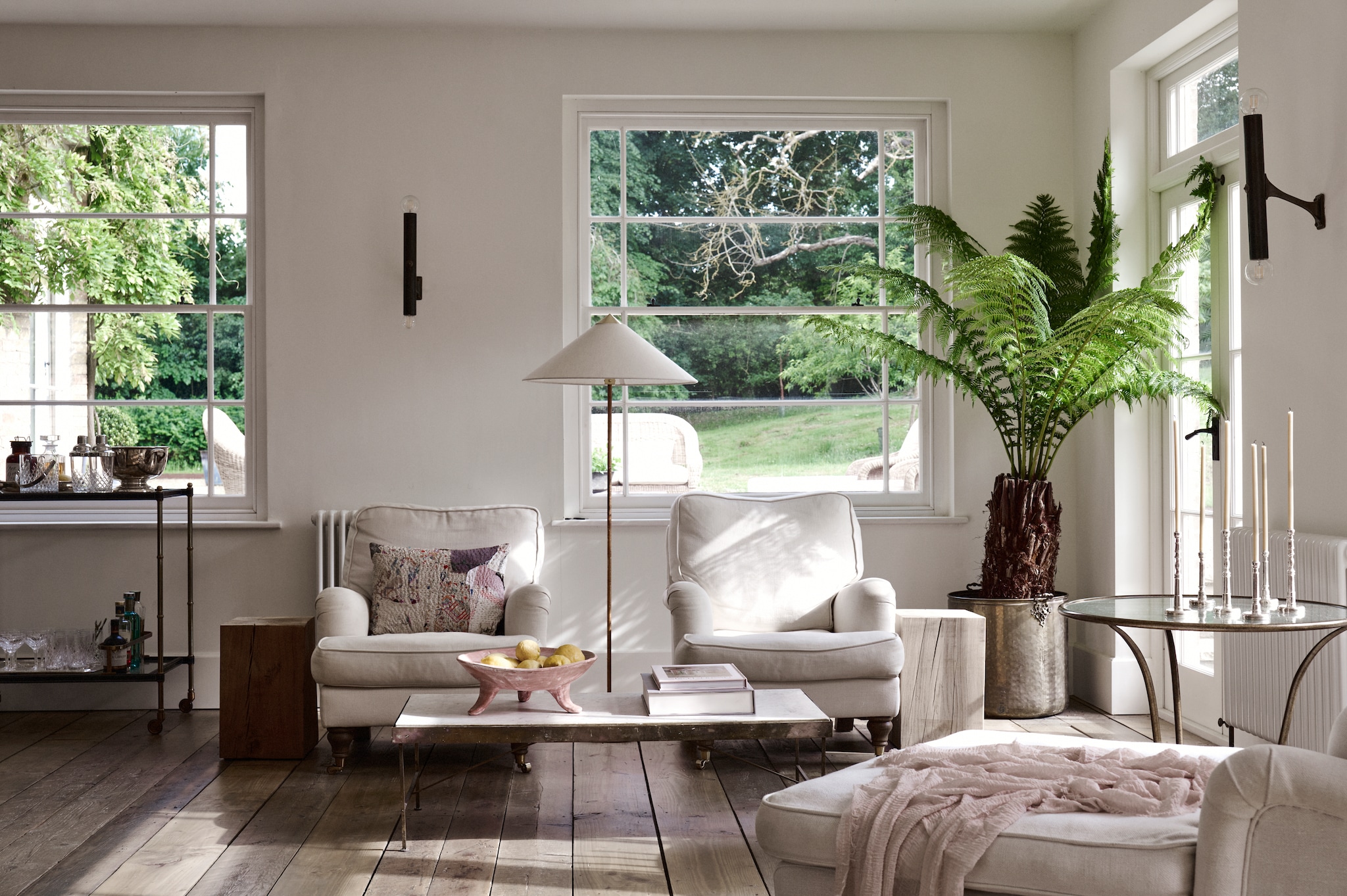 De nieuwe ‘oranjerie’ isingericht met antiekemeubels. Moderne wandlampen Matthew Cox. De stoelen heeft Davina al sinds haar eerste flat. vtwonen 12-2025 | productie Living Inside | styling Ali Heath | fotografie Brent Darby