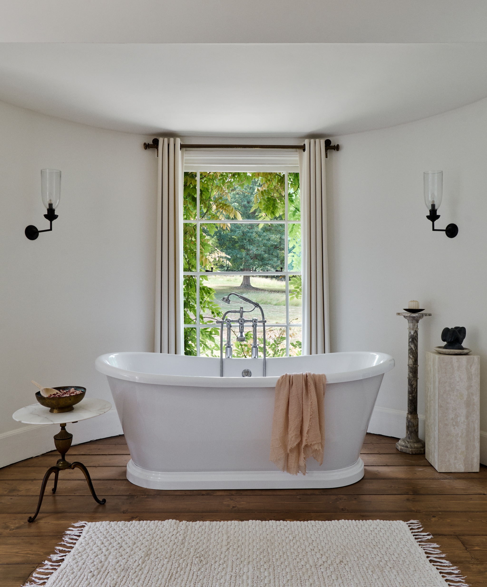 Soortgelijk bad Aqualine Antik van Sanitairkamer. Vergelijkbare badmat Benuta. Overig antiek. vtwonen 12-2025 | productie Living Inside | styling Ali Heath | fotografie Brent Darby