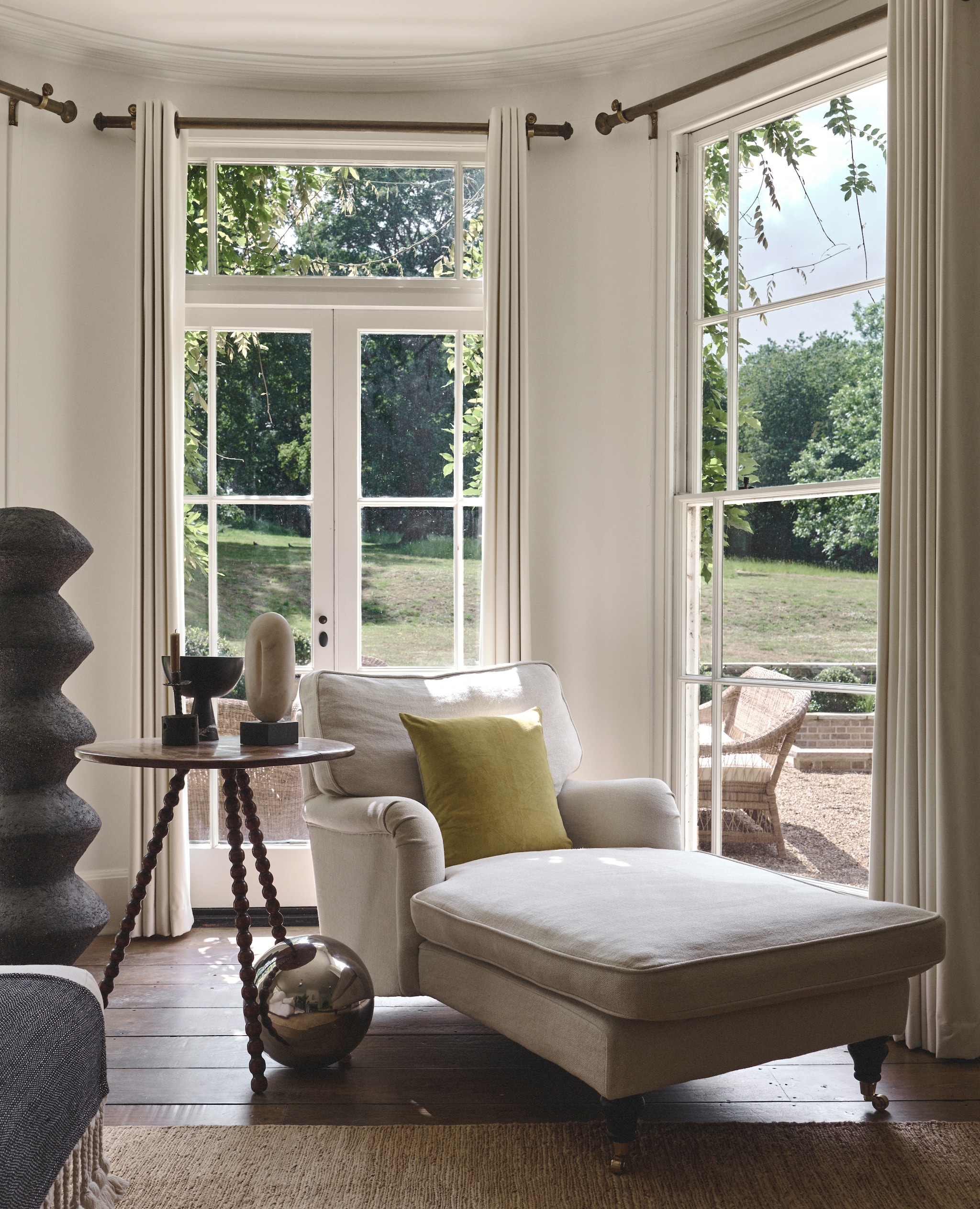 Soortgelijke bijzettafel Kwantum, vloerkleed Ikea, linnen stof voor chaise longue Kniphal. vtwonen 12-2025 | productie Living Inside | styling Ali Heath | fotografie Brent Darby