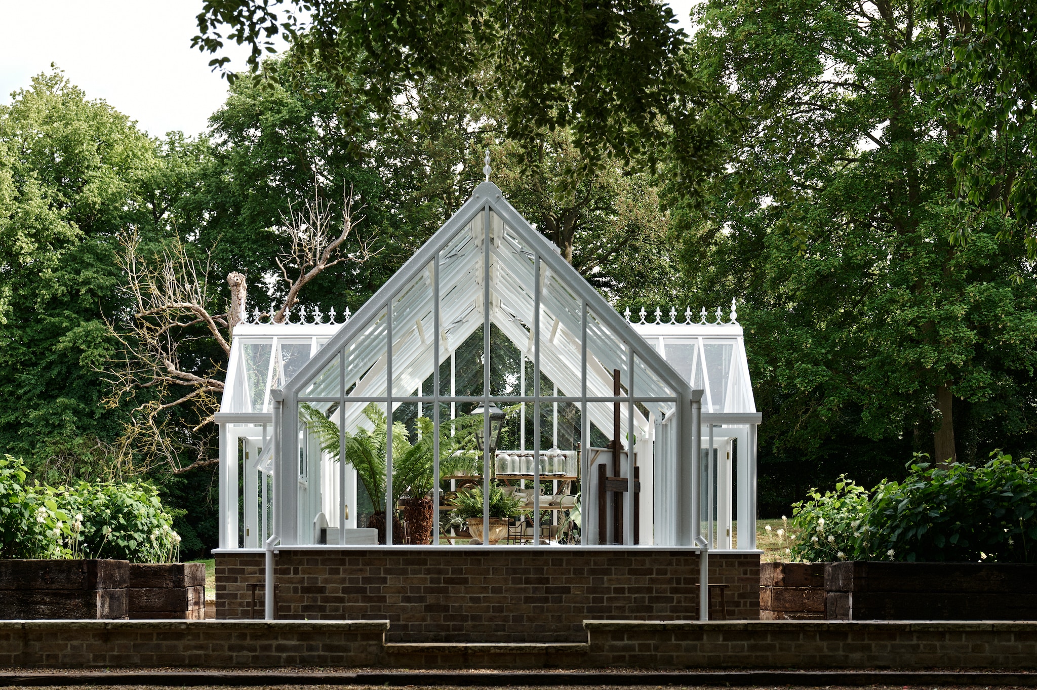 In een vintage stelling-kast van Retrouvius staat een collectie antieke terracotta potten en bijzondere vazen. vtwonen 12-2025 | productie Living Inside | styling Ali Heath | fotografie Brent Darby