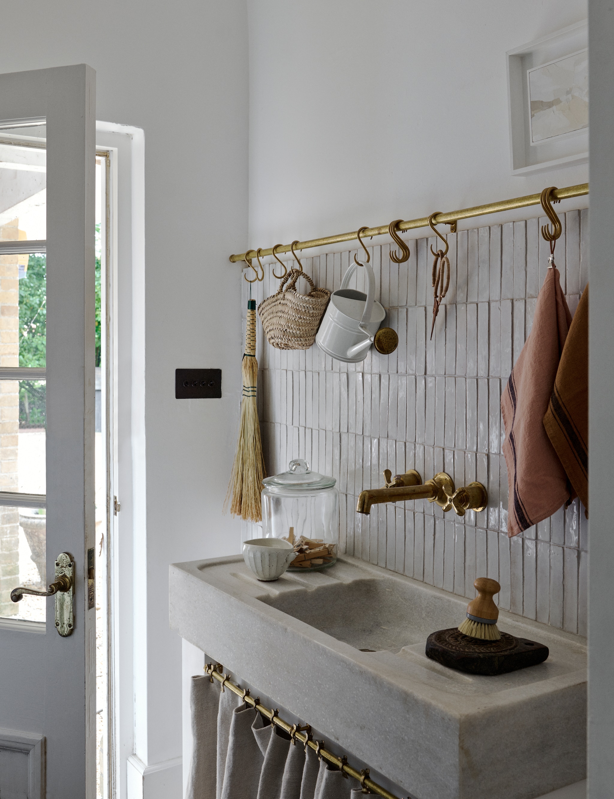 Soortelijke S-haken vtwonen, kraan Badkranenwinkel en tegels Designtegels. vtwonen 12-2025 | productie Living Inside | styling Ali Heath | fotografie Brent Darby