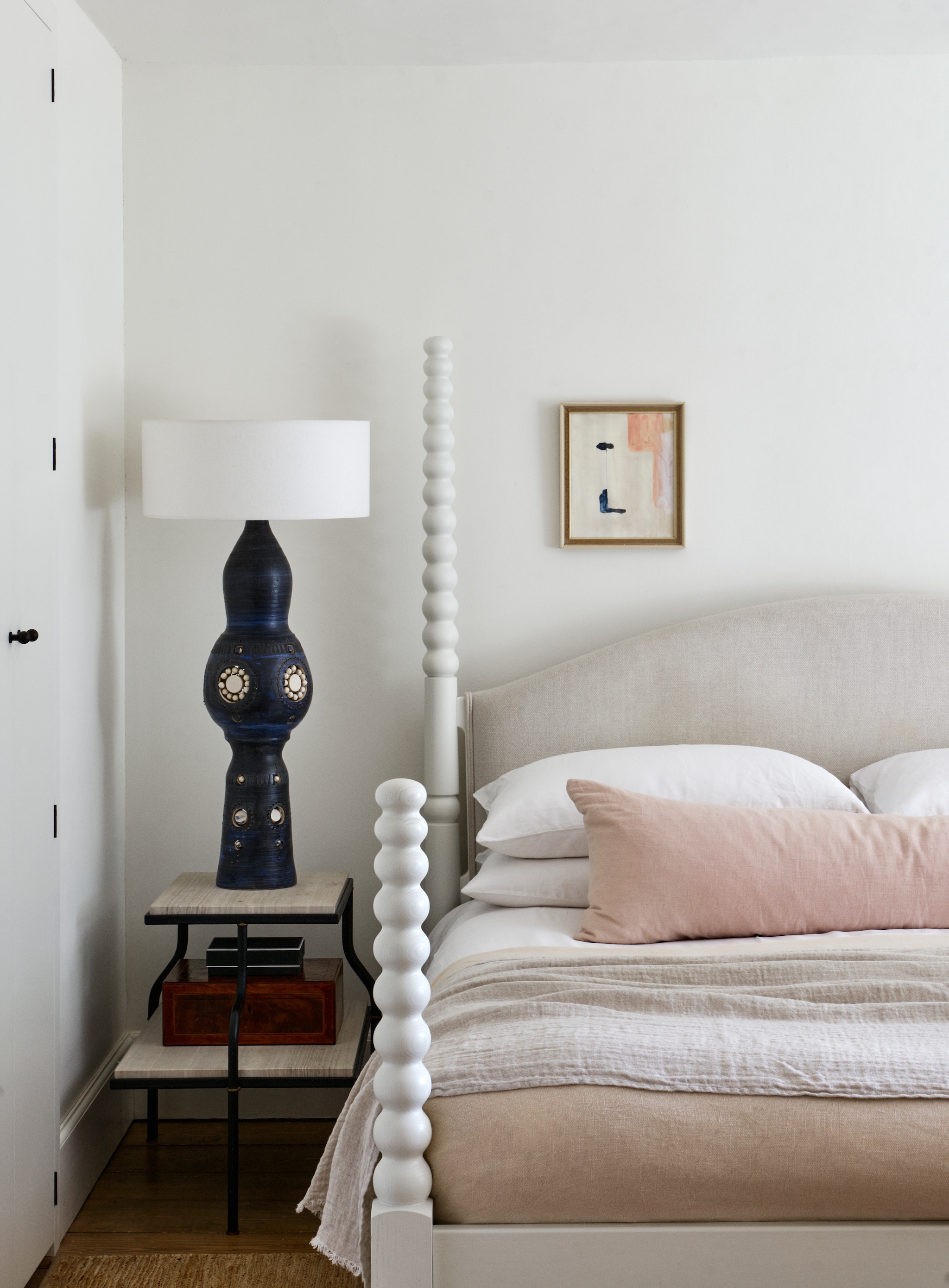 Handgemaakt bed Turnpost. Lamp George Pelletier. Kunstwerk Caroline Popham. Bedsprei Rose Uniacke. Kussen Kirsten Hecktermann. vtwonen 12-2025 | productie Living Inside | styling Ali Heath | fotografie Brent Darby