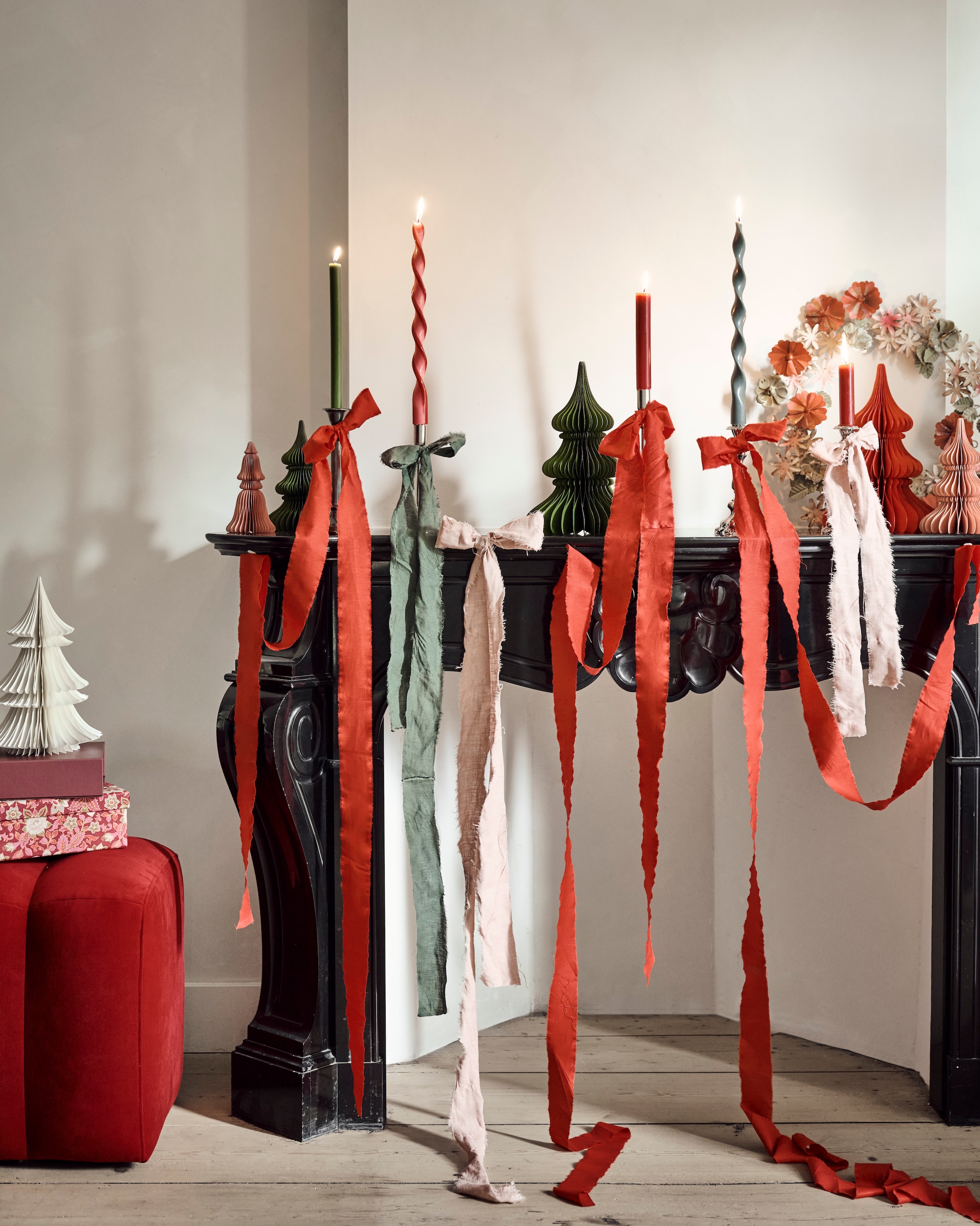 Bungalow kerstornamenten, honeycomb kerstbomen, papier, wit, roze, groen en rood, vanaf € 10,-, bloemenkrans, metaal € 80,-, opbergdoos, set van 2 stuks € 53,75 (bungalow.dk). Søstrene grene geschenkdoos, rood/roze € 4,18 (sostrenegrene.com). Originalhome kaarsen, gedraaid, rood/roze en groen, per stuk vanaf € 8,95 (shop.vtwonen.nl). Overig privébezit. vtwonen kerstspecial 2025 | styling Danielle Verheul | fotografie Sjoerd Eickmans