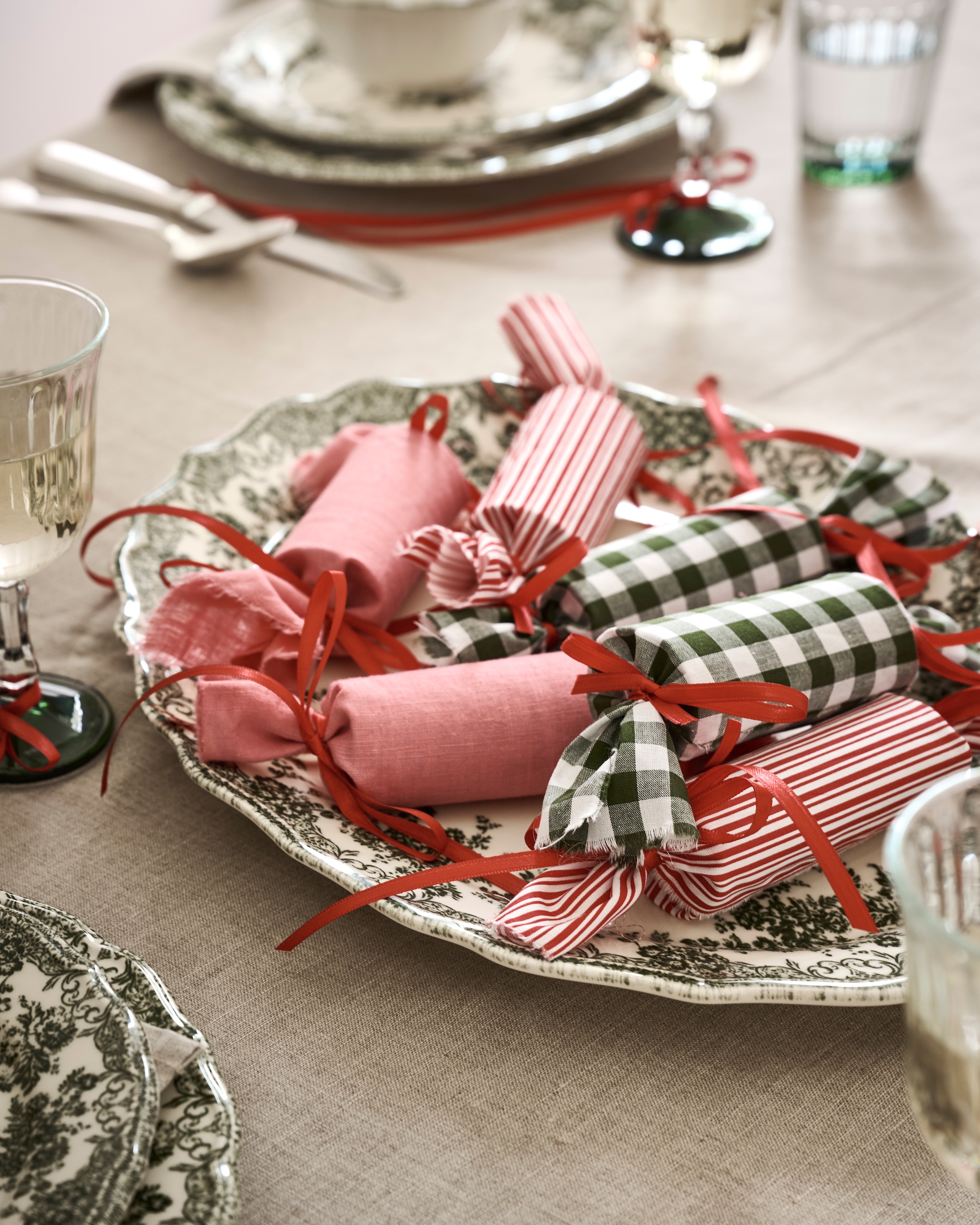 Zara Home servies, porselein, groen, per stuk vanaf € 6,99, waterglazen € 3,99, wijnglazen € 3,99, tafelkleed, linnen € 69,99 (zarahome.com). vtwonen kerstspecial 2025 | styling Danielle Verheul | fotografie Sjoerd Eickmans