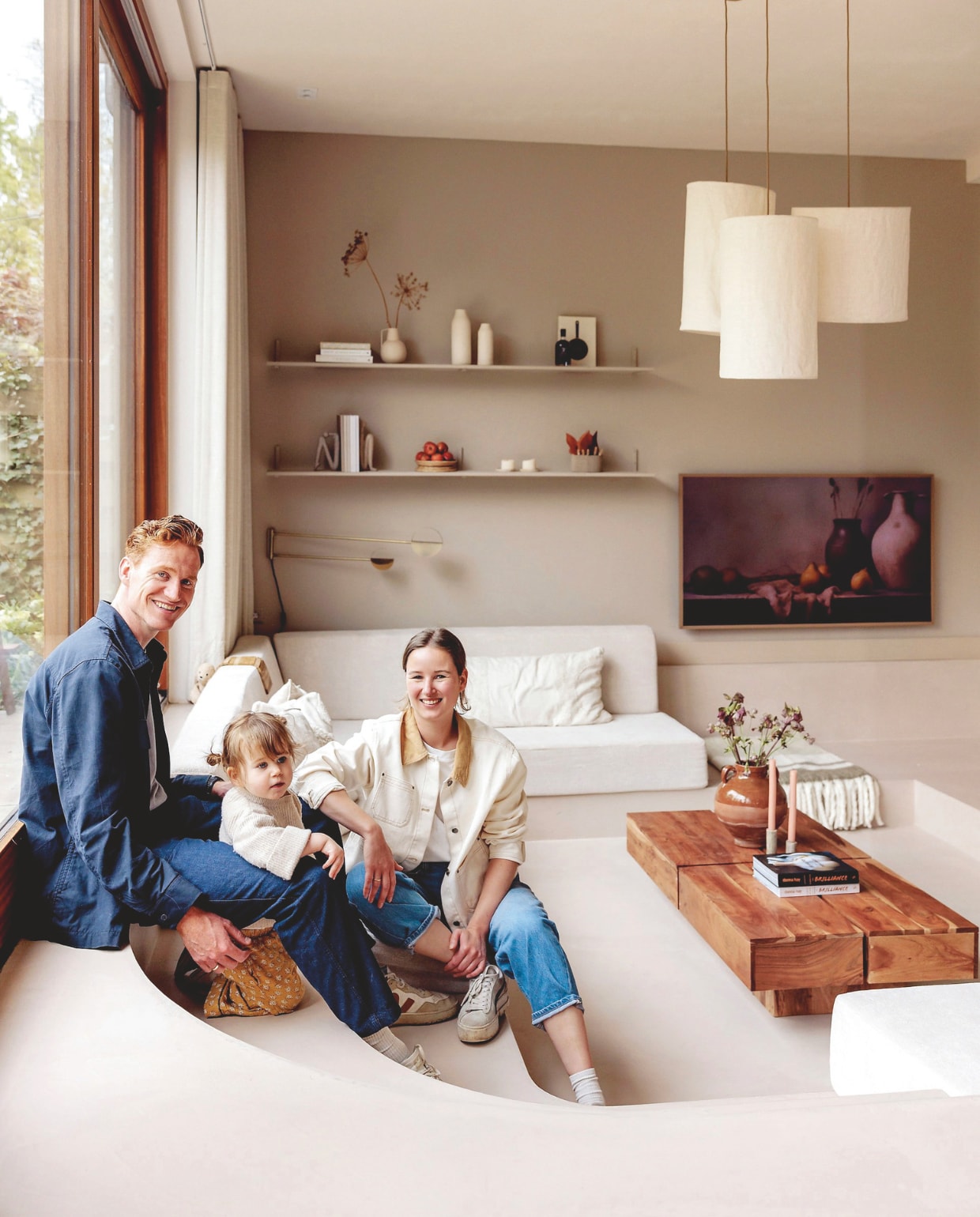 Muurkleur Singing Sand, achter de tv Discover, beide Histor. Bank en kussens zelf ontworpen, stof van de lapjesmarkt. Schuifpui zelf ontworpen, gemaakt door Timmerfabriek Kuiters. Gordijnen lapjesmarkt Utrecht. Wandlamp Bolia. Hanglampen deconstructie van bestaande lampen. Boeksteun Things I Like, Things I Love. Televisie The Frame van Samsung. Plaid H&M. Vaas Burbri Antiek. Tafel Sklum. vtwonen 10-2025 | fotografie Ernie Enkelaar