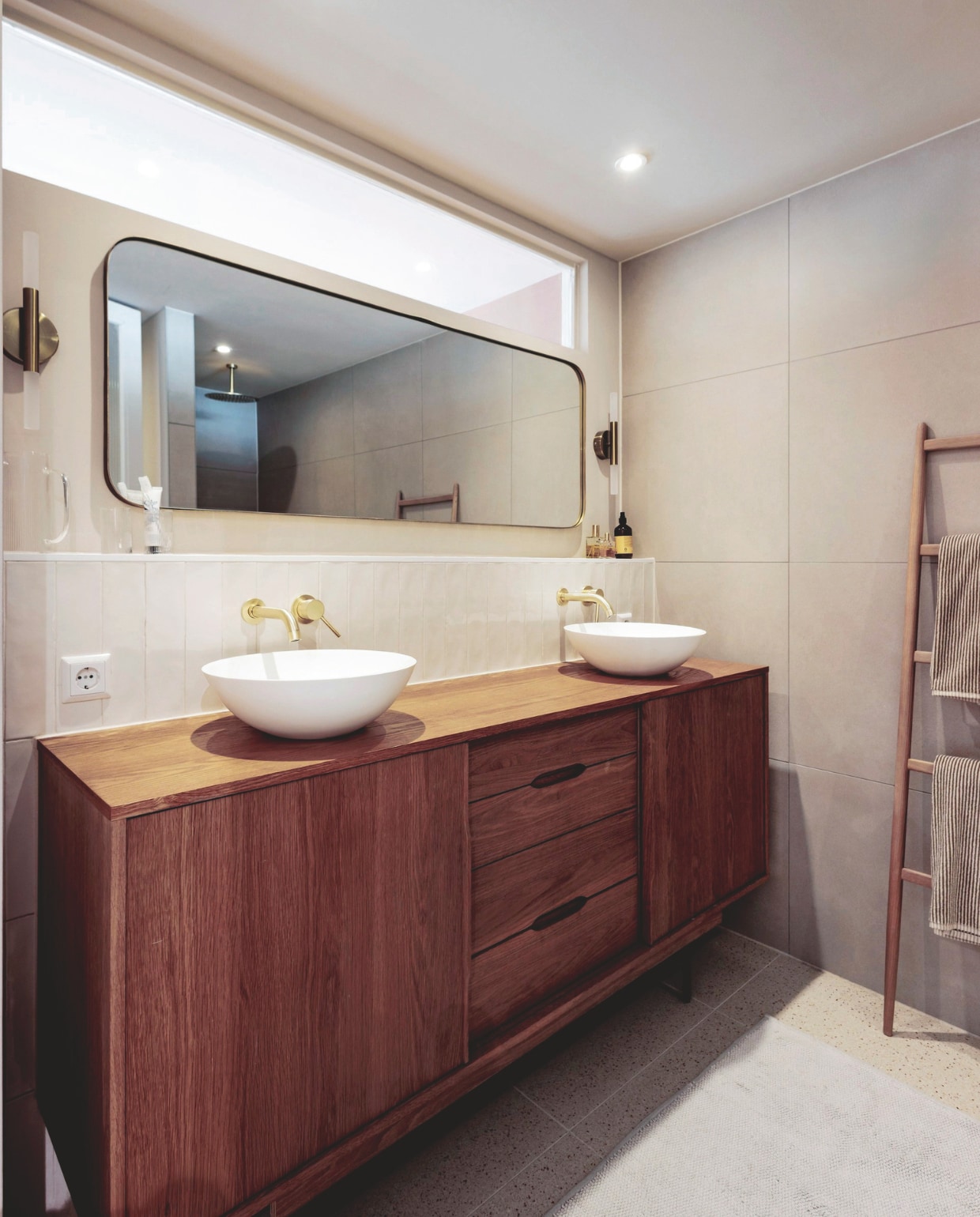 Wasbak Ideavit via badkamerwinkel.nl. Dressoir La Redoute. Wandlampen Mica en kraan via Made. Handdoeken en ladder Zara Home.  Kleed H&M Home. Tegels Metmega. vtwonen 10-2025 | fotografie Ernie Enkelaar | tekst Merel van der Lande