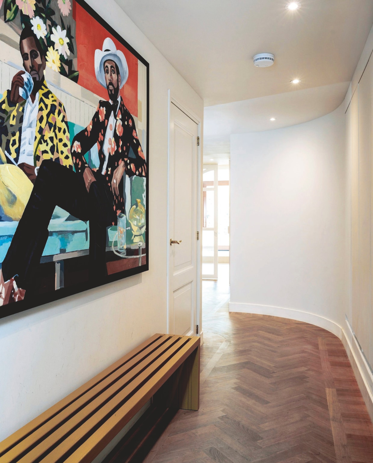 Muurkleur Singing Sand van Histor. Schilderij Hkliving. Bank zelf gemaakt en geschilderd in Tan your hide van Histor. Vloer De Houtfabriek. vtwonen 10-2025 | fotografie Ernie Enkelaar | tekst Merel van der Lande