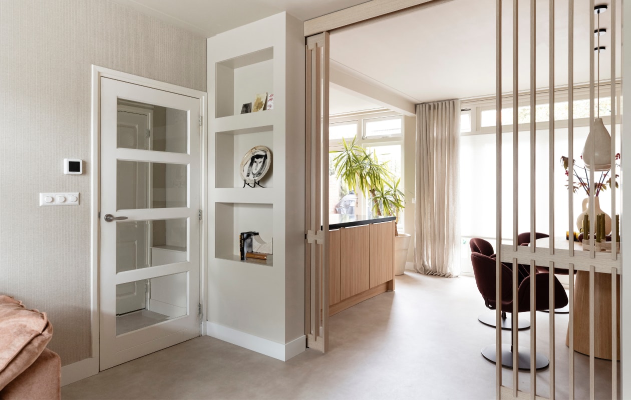 vtwonen Weer verliefd op je huis aflevering 3 seizoen 23 2025, stylist Liza in Haarlem, houten roomdivider vtwonen Weer verliefd op je huis aflevering 3 seizoen 23 2025 | styling Liza Wassenaar | fotografie Margriet Hoekstra