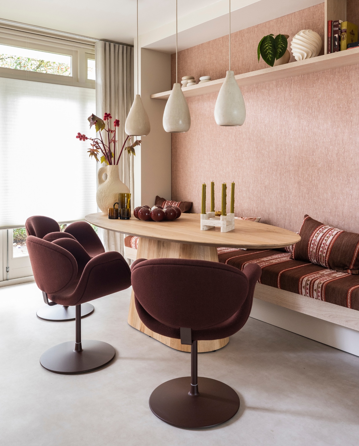 vtwonen Weer verliefd op je huis aflevering 3 seizoen 23 2025, stylist Liza in Haarlem, eethoek na de make-over. vtwonen Weer verliefd op je huis aflevering 3 seizoen 23 2025 | styling Liza Wassenaar | fotografie Margriet Hoekstra