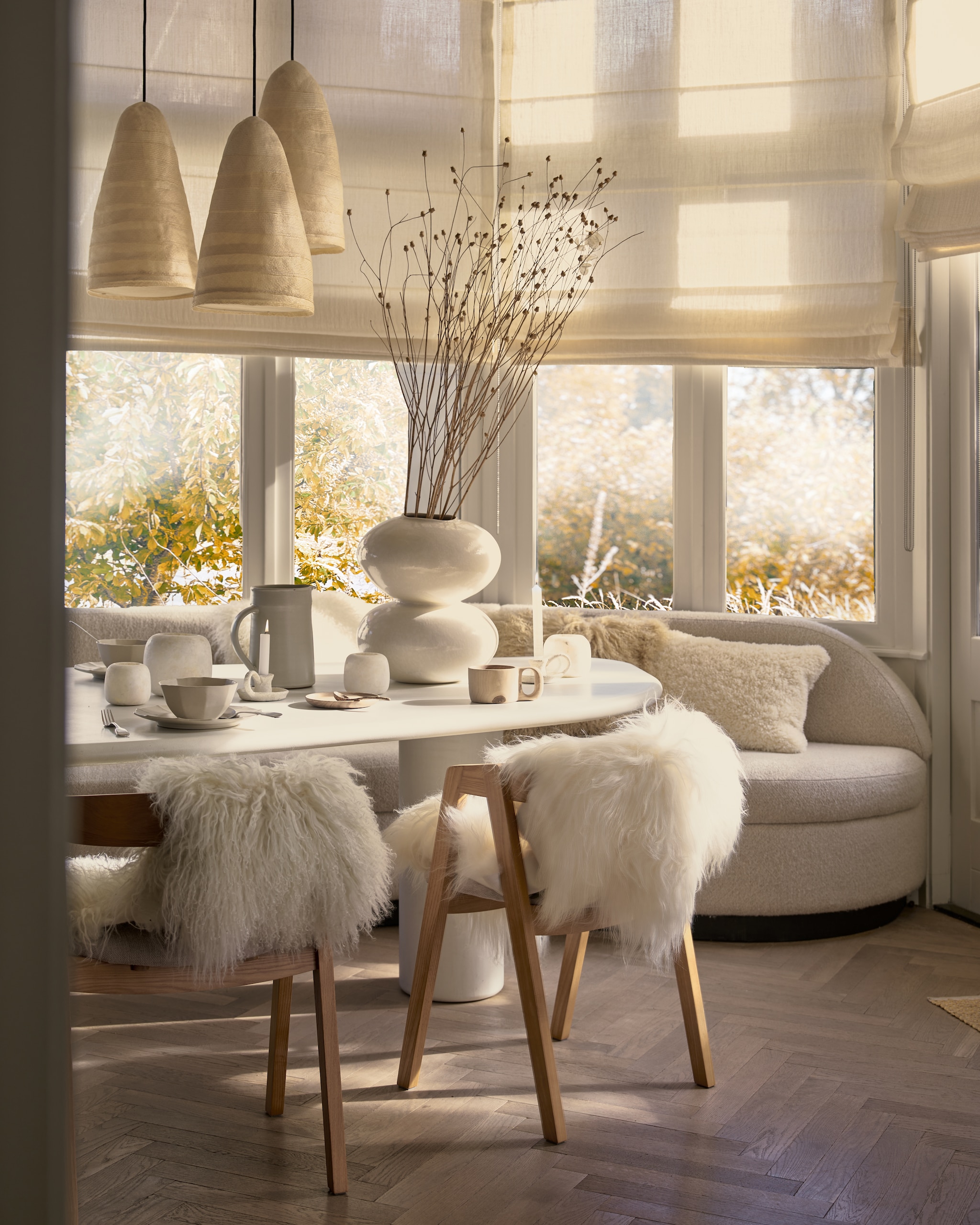 Zuiver eetkamerstoelen Mads € 299,-, Urban Nature Culture vaas Foss, wit, keramiek € 169,99 (shop.vtwonen.nl). Furnified eettafel Kimberly, microskin, 180x100x75 cm (lxbxh), vanaf € 1999,- (furnified.com). Vachtenspecialist kussen Tibet, lamsvacht, camel, 45x45 cm€ 64,95, schapenvacht IJslands over de stoelen, wit € 79,95 (vachtenspecialist.nl). Zara Home kandelaar, keramiek € 15,99, kom, aardewerk € 9,99, borden, aardewerk € 11,99 (zarahome.com). Sukha kan, keramiek € 149,-, bord, hout € 18,-, beker, hout (sukha.nl). Pinch hanglamp Beata, prijs op aanvraag (pinchdesign.com). Overig privébezit. vtwonen 12-2025 | styling Cleo Scheulderman | fotografie Jeroen van der Spek