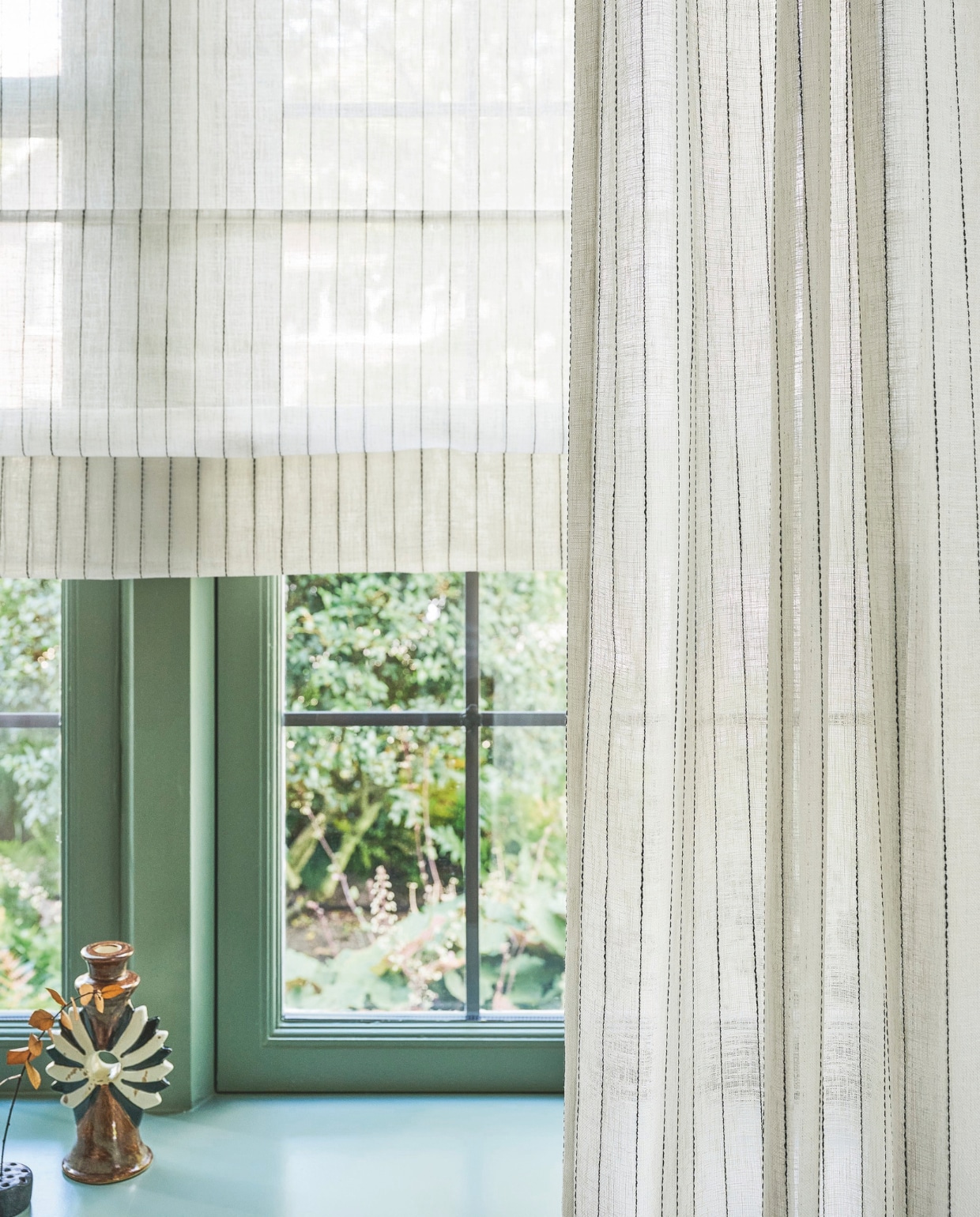 vtwonen vouwgordijn, lichtdoorlatende stof, wide stripe, ecru black stripe (nr. 2317), per meter vanaf € 28,99. vtwonen gordijn, lichtdoorlatende stof, wide stripe, ecru black stripe (nr. 2317), per meter vanaf € 28,99. vtwonen 10-2025 | styling Kim van Rossenberg | fotografie Sjoerd Eickmans