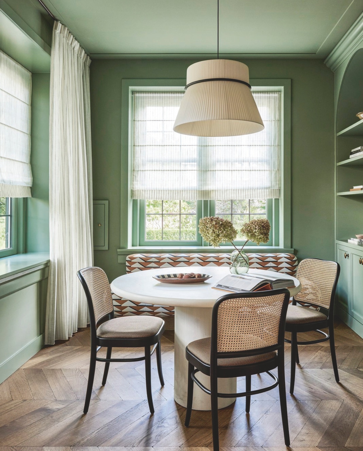 vtwonen vouwgordijn, lichtdoorlatende stof, wide stripe, ecru black stripe (nr. 2317), per meter vanaf € 28,99. vtwonen gordijn, lichtdoorlatende stof, wide stripe, ecru black stripe (nr. 2317), per meter vanaf € 28,99. vtwonen 10-2025 | styling Kim van Rossenberg | fotografie Sjoerd Eickmans