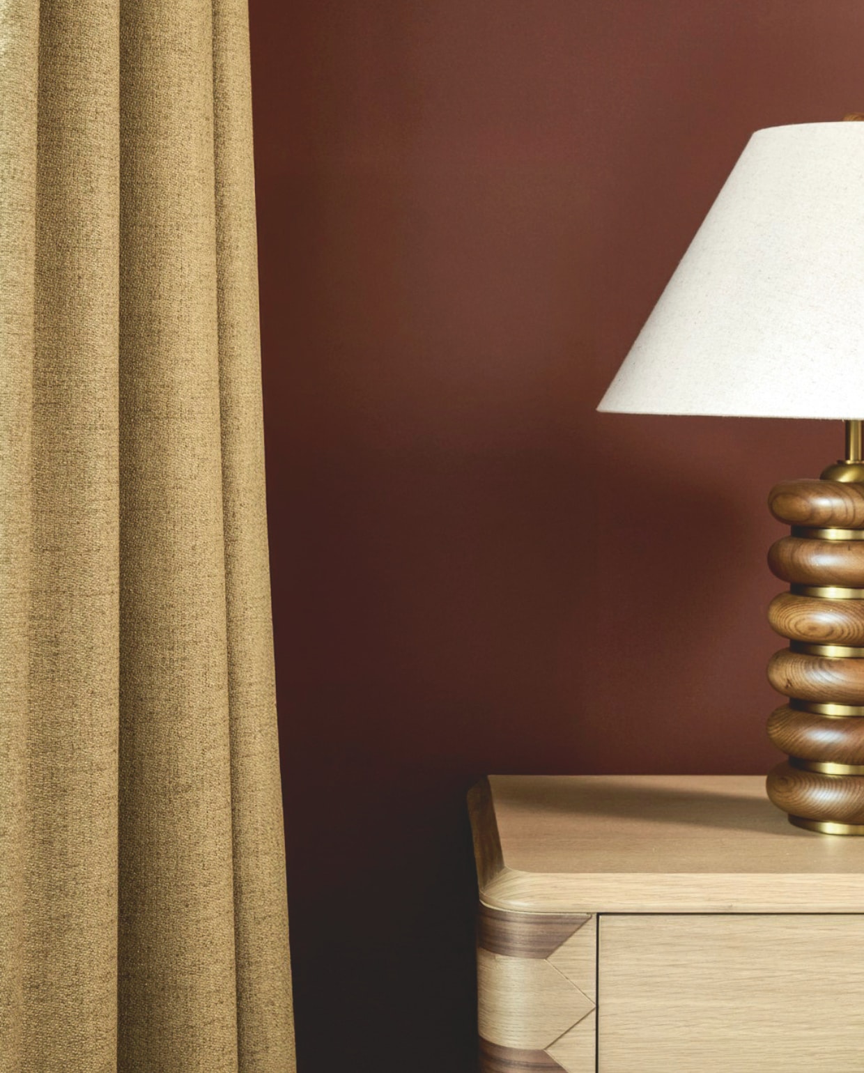 vtwonen gordijn, verduisterende stof, crossover, ochre (nr. 1158), per meter € 42,99.M.m.v. sohohome.com (tafellamp). Overig privébezit. vtwonen 10-2025 | styling Kim van Rossenberg | fotografie Sjoerd Eickmans