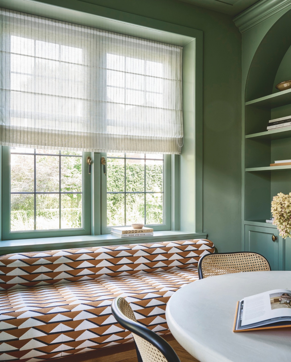 vtwonen vouwgordijn, lichtdoorlatende stof, wide stripe, ecru black stripe (nr. 2317), per meter € 28,99.Overig privébezit. vtwonen 10-2025 | styling Kim van Rossenberg | fotografie Sjoerd Eickmans