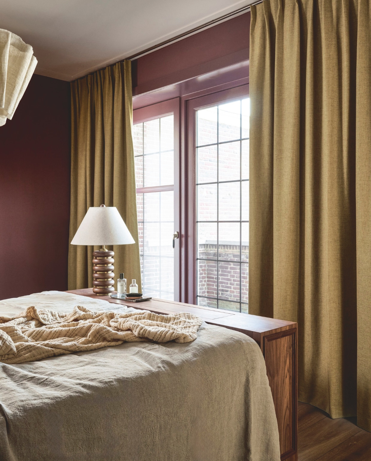 vtwonen gordijn, verduisterende stof, crossover, ochre (nr. 1158) per meter € 41,99.M.m.v. zarahome.com (sprei, deken, plankje), sohome.com (tafellamp). Overig privébezit. vtwonen 10-2025 | styling Kim van Rossenberg | fotografie Sjoerd Eickmans