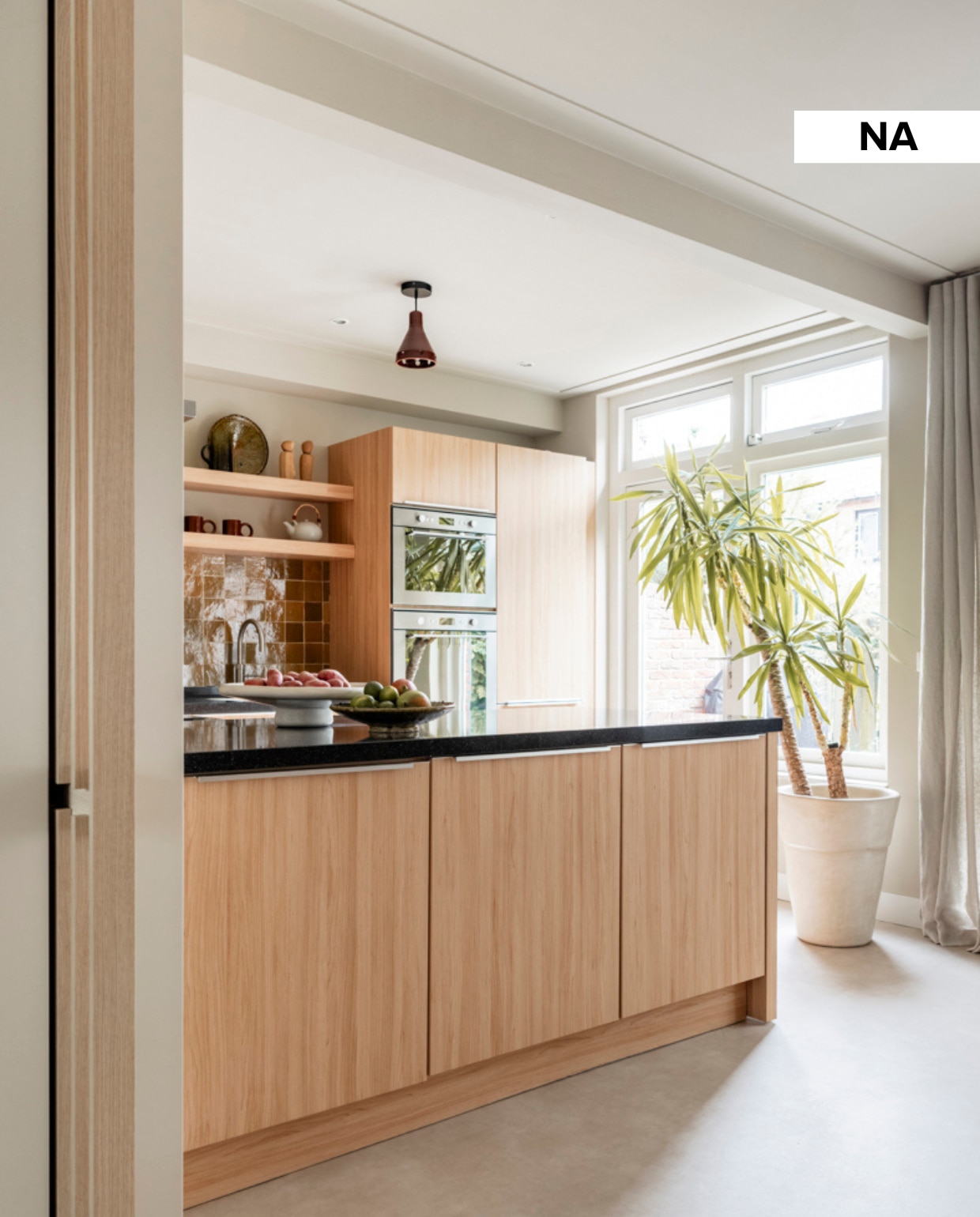 vtwonen Weer verliefd op je huis aflevering 3 seizoen 23 2025, stylist Liza in Haarlem, keuken na de make-over vtwonen Weer verliefd op je huis aflevering 3 seizoen 23 2025 | styling Liza Wassenaar | fotografie Margriet Hoekstra