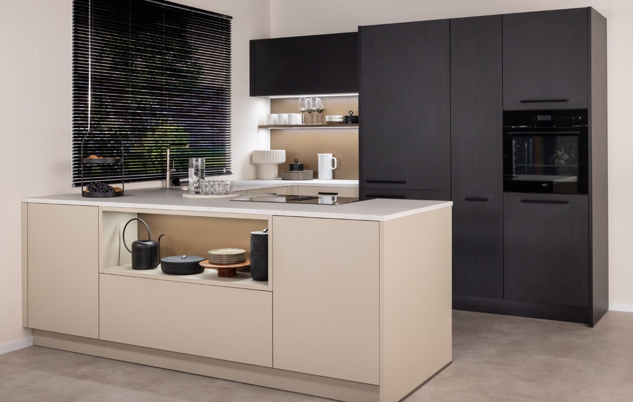 De Jura ebbenhout van Bruynzeel met AEG ecoline apparatuur en ledverlichting