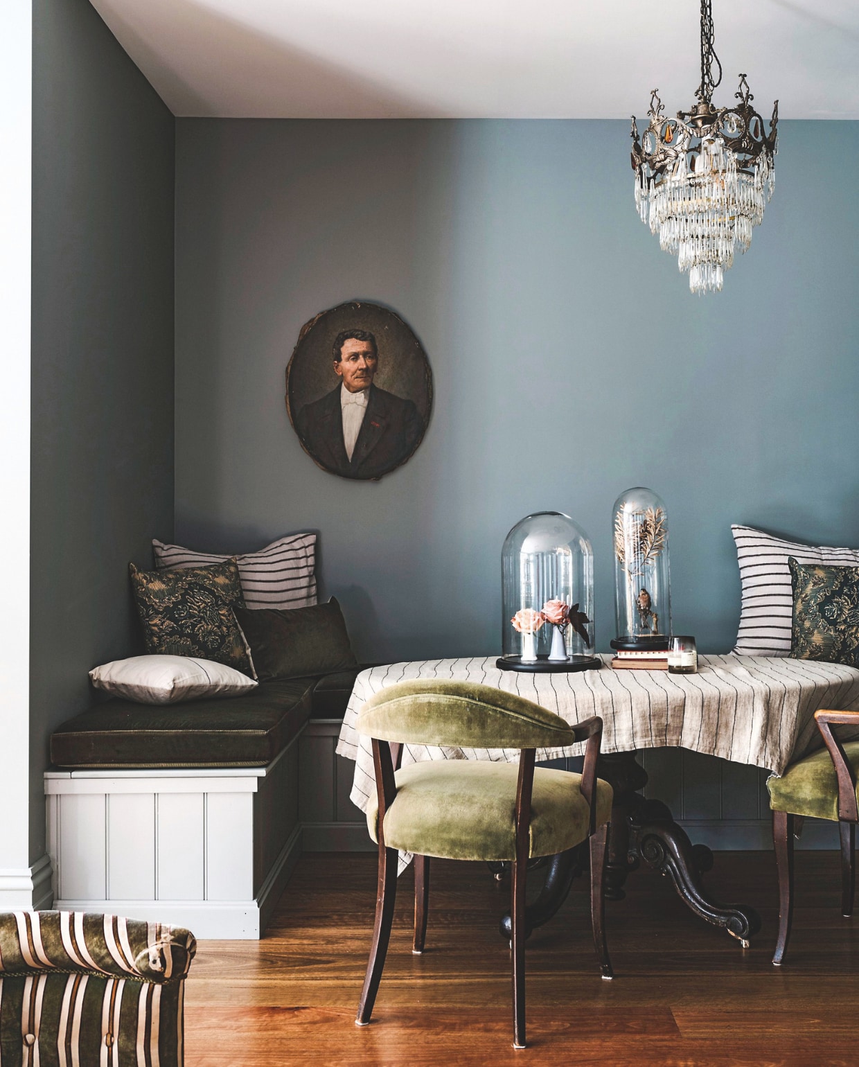 Eetkamerstoelen Wildes Antiques. Tafel Oatlands Antiques. Kroonluchter Ebay.Muurkleur Blue Spruce van Porter’s Paints. Portret Dig Haüshizzle. Stolpen The Vintage Rose. Tafelkleed Marupe Linen House. vtwonen landelijk 9-2025 | productie Living Inside | fotografie Marnie Hawson