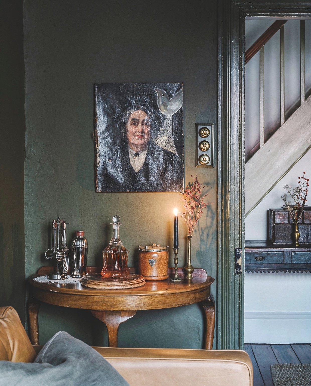 Schilderij Vintage Wall. Muurkleur Guerilla van Porter’s Paints. Sidetable Ring Road Antique Centre. Kandelaar en vaas vintage. vtwonen landelijk 9-2025 | productie Living Inside | fotografie Marnie Hawson