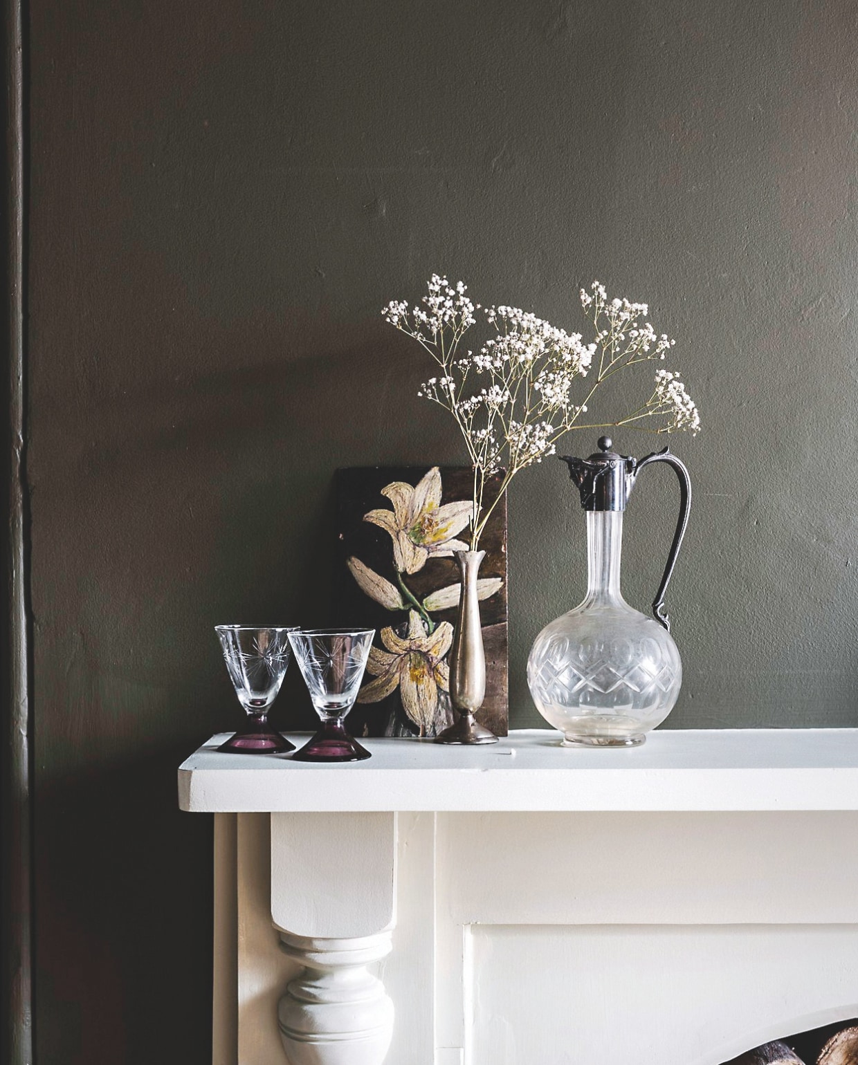 Kleur op de muur Guerilla van Porter’s Paints. Karaf, glazen Willow Court. Vaas vintage. vtwonen landelijk 9-2025 | productie Living Inside | fotografie Marnie Hawson