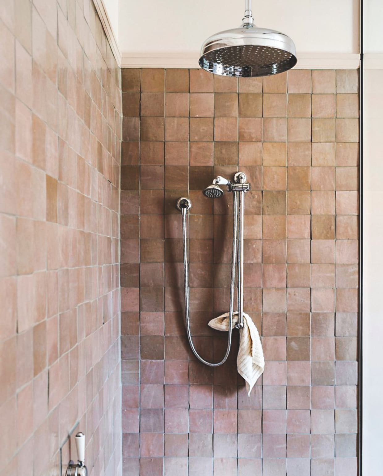 Tegels Tiles of Ezra. Douche Brodware. vtwonen landelijk 9-2025 | productie Living Inside | fotografie Marnie Hawson