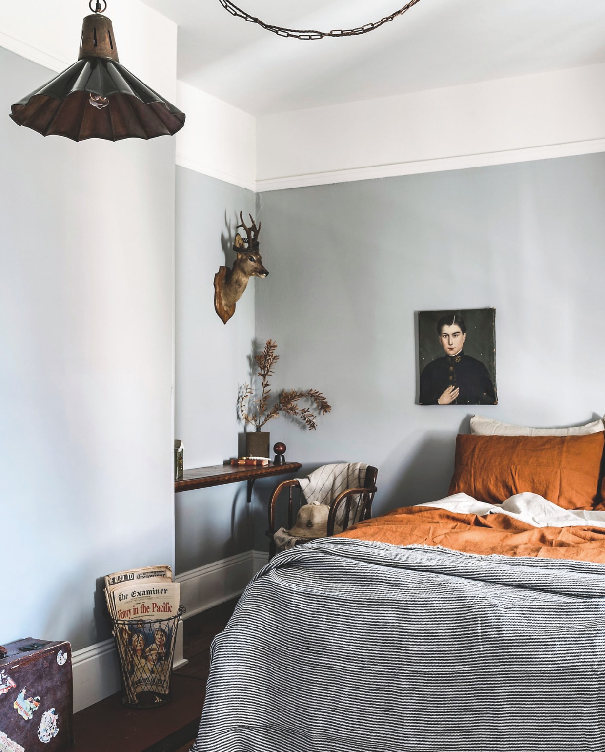 Muurkleur Dusty Mule van Porter’s Paints. Beddengoed en sprei Cultivar Linen. Stoel Baxter. Prullenmand Willow Court. Schilderij brocante. Lamp Zafferano lighting. Vloerkleed Armadillo and Co. vtwonen landelijk 9-2025 | productie Living Inside | fotografie Marnie Hawson