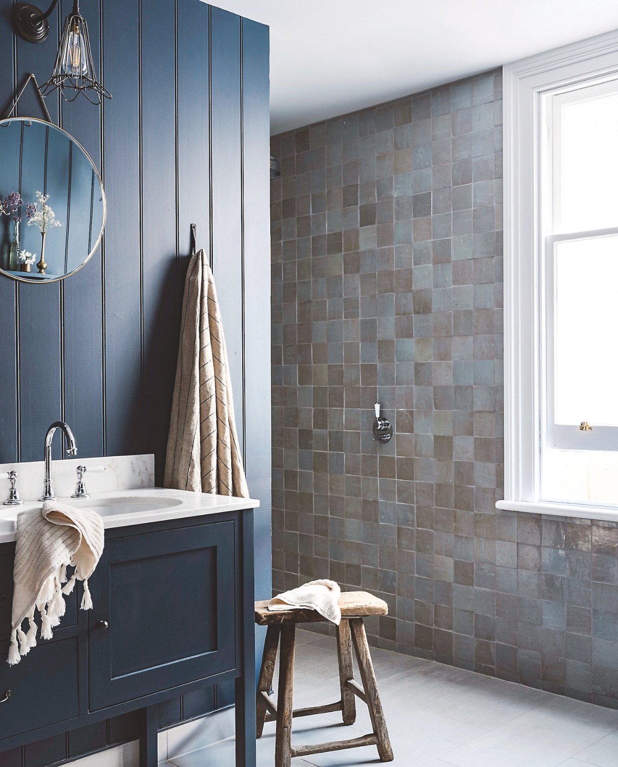 Verfkleur wand en meubel Obsidian van Porter’s Paints. Wastafelmeubel Custom Cabinets Tasmania. Wandtegels Tiles of Ezra. Vloertegels Beaumont Tiles. Kruk The Vintage Rose. Spiegel The Society inc. Handdoeken Loom Towels. vtwonen landelijk 9-2025 | productie Living Inside | fotografie Marnie Hawson