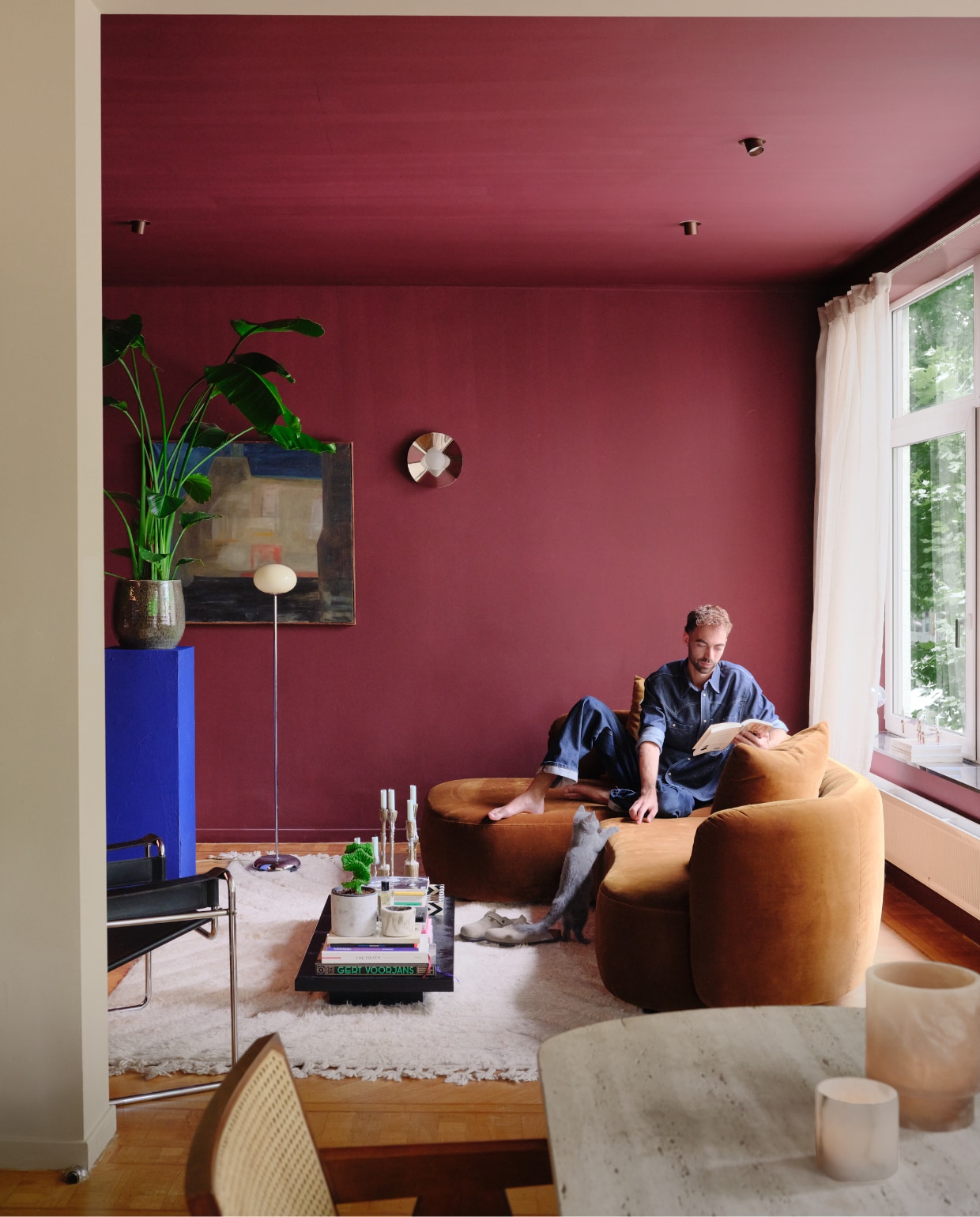 Bank en wandlamp Maisons du Monde, salontafel HKliving, vloerkleed Kas Interiorz, vloerlamp Zara Home, schilderij Brussels Design Market, gordijnen Ikea, waxinelichthouders Michaël Verheyden, verfkleur Puur Rabarber van Flexa. vtwonen 10-2025 | fotografie Mr. Frank