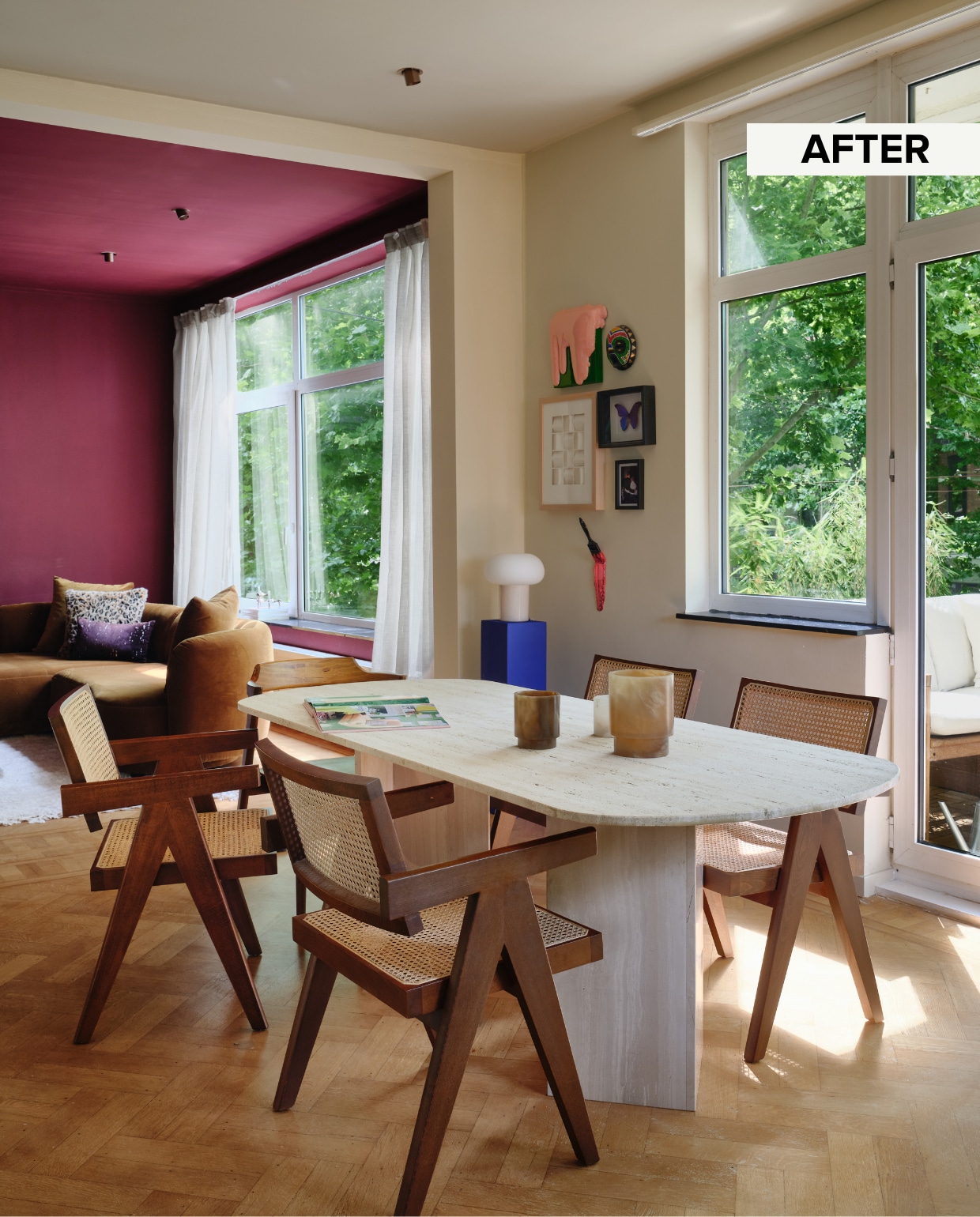 Stoelen Pierre Jeanneret via Studio 2XK, Travertin eettafel via Christiaensen & Christiaensen, lamp Ikea, waxinelichthouders Michaël Verheyden. vtwonen 10-2025 | fotografie Mr. Frank