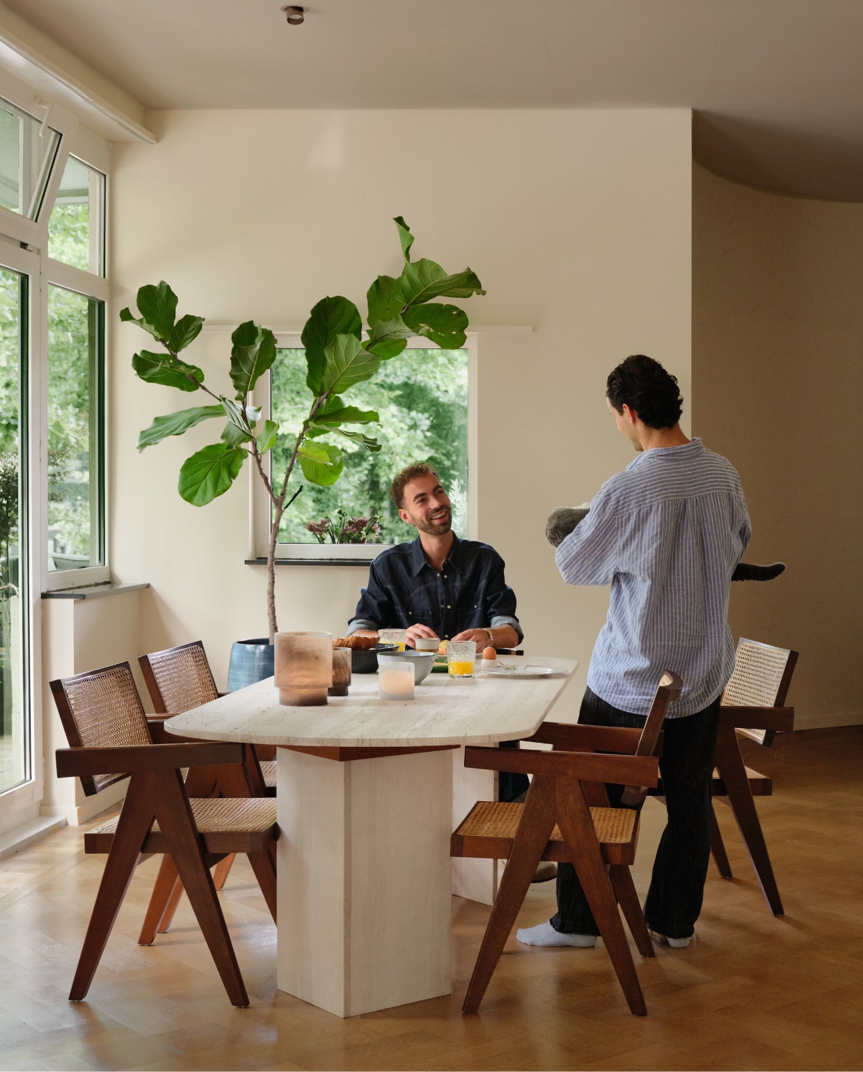Eettafel via Christiaensen & Christiaensen, stoelen Pierre Jeanneret via Studio 2XK, waxinelichthouders Michaël Verheyden, verfkleur Pretty Pastry van Flexa. vtwonen 10-2025 | fotografie Mr. Frank