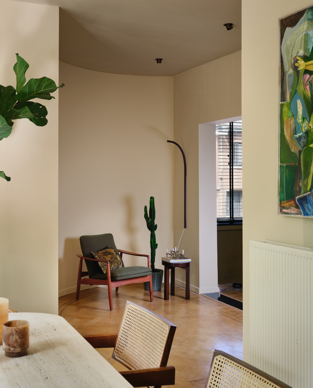 Stoel Nome furniture, lamp Sabine Marcelis voor Ikea, kruk Juhla, kandelaar Stoff Nagel. vtwonen 10-2025 | fotografie Mr. Frank