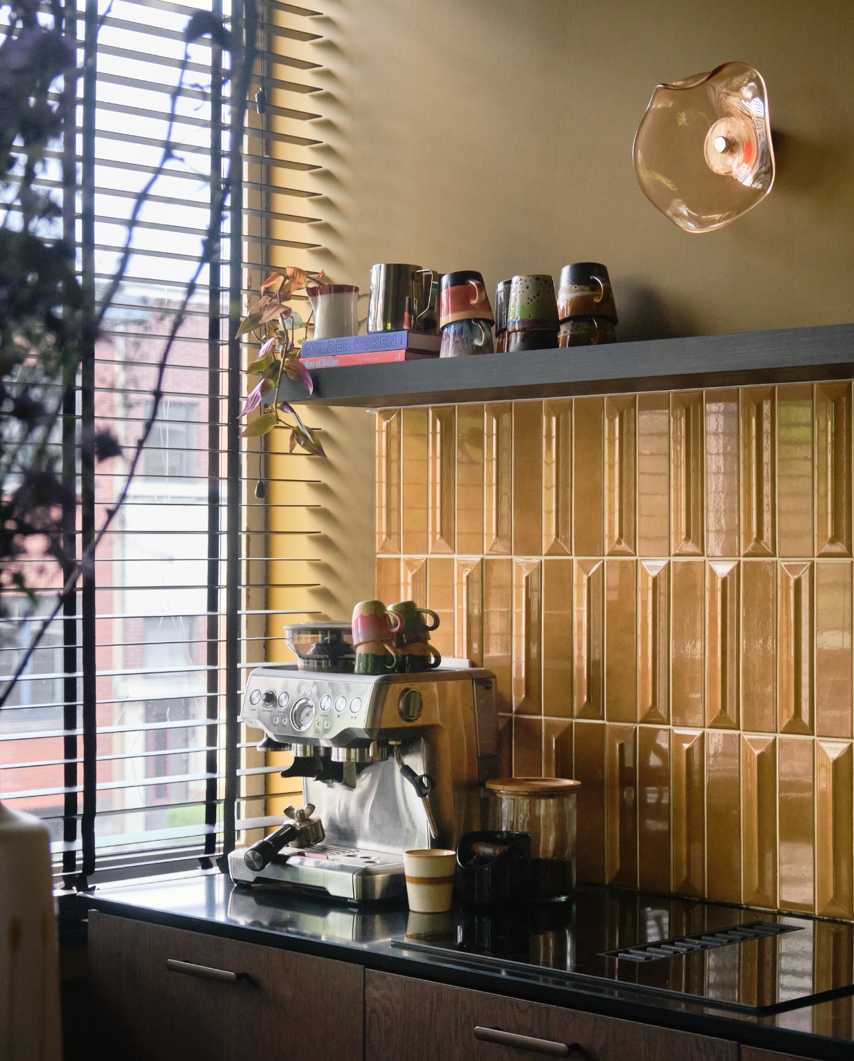 Keuken Ikea, 3D-tegels RG Tegel, kopjes HKliving, koffiezetapparaat Sage, wandlamp Lampslightsandco. vtwonen 10-2025 | fotografie Mr. Frank