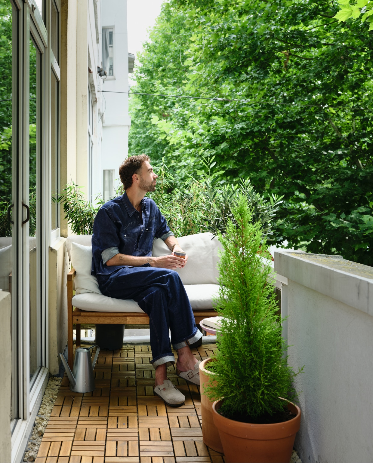 Terrastegels en meubels Ikea. vtwonen 10-2025 | fotografie Mr. Frank