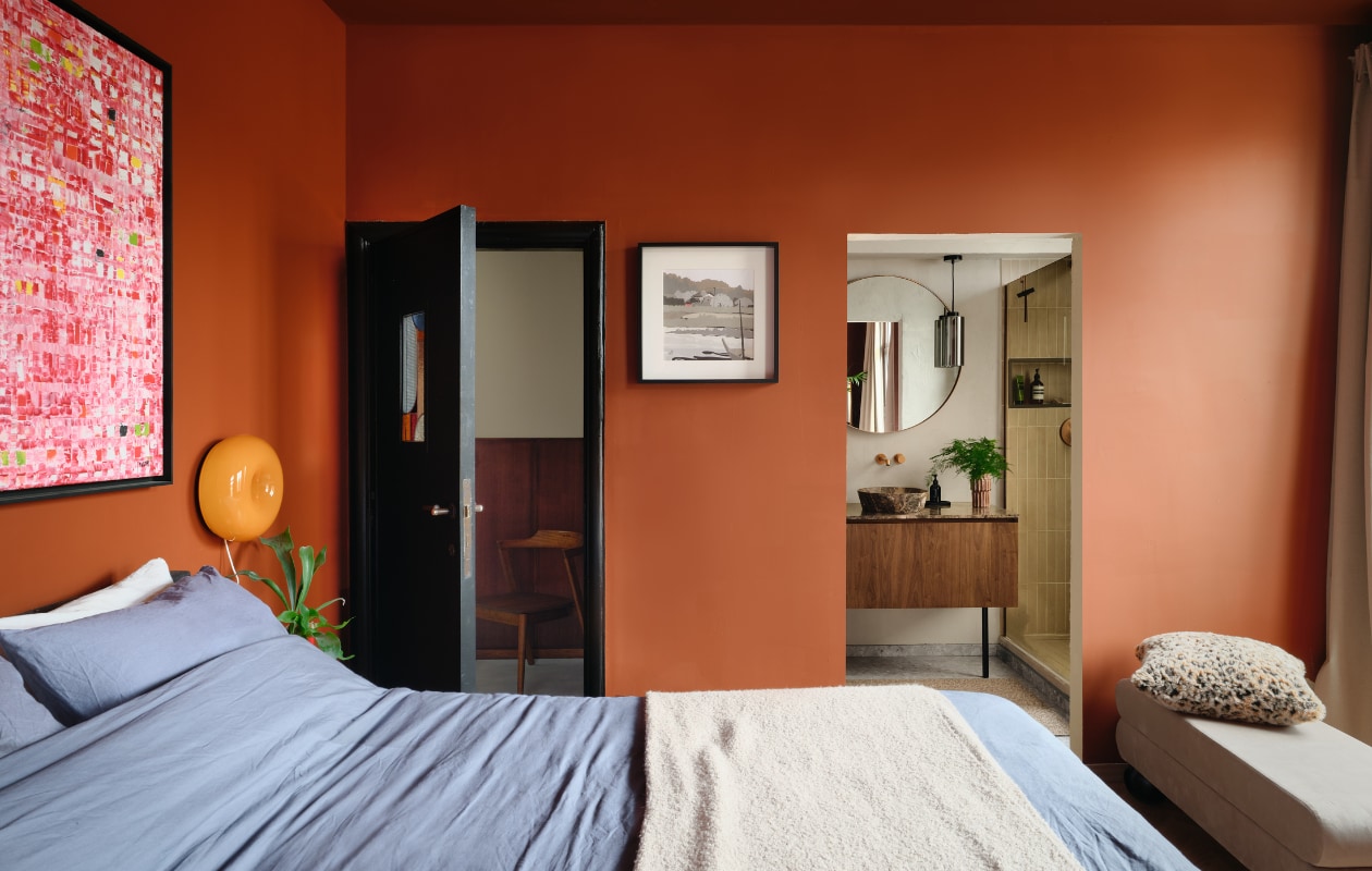 Wandlamp Sabine Marcelis voor Ikea, print naast deur Japanse kunstenaar, kunstwerk boven bed Joan Llaverias, bankje H&M home. En-suitebadkamer X2O Badkamers. Verfkleur First Violin van Flexa. vtwonen 10-2025 | fotografie Mr. Frank